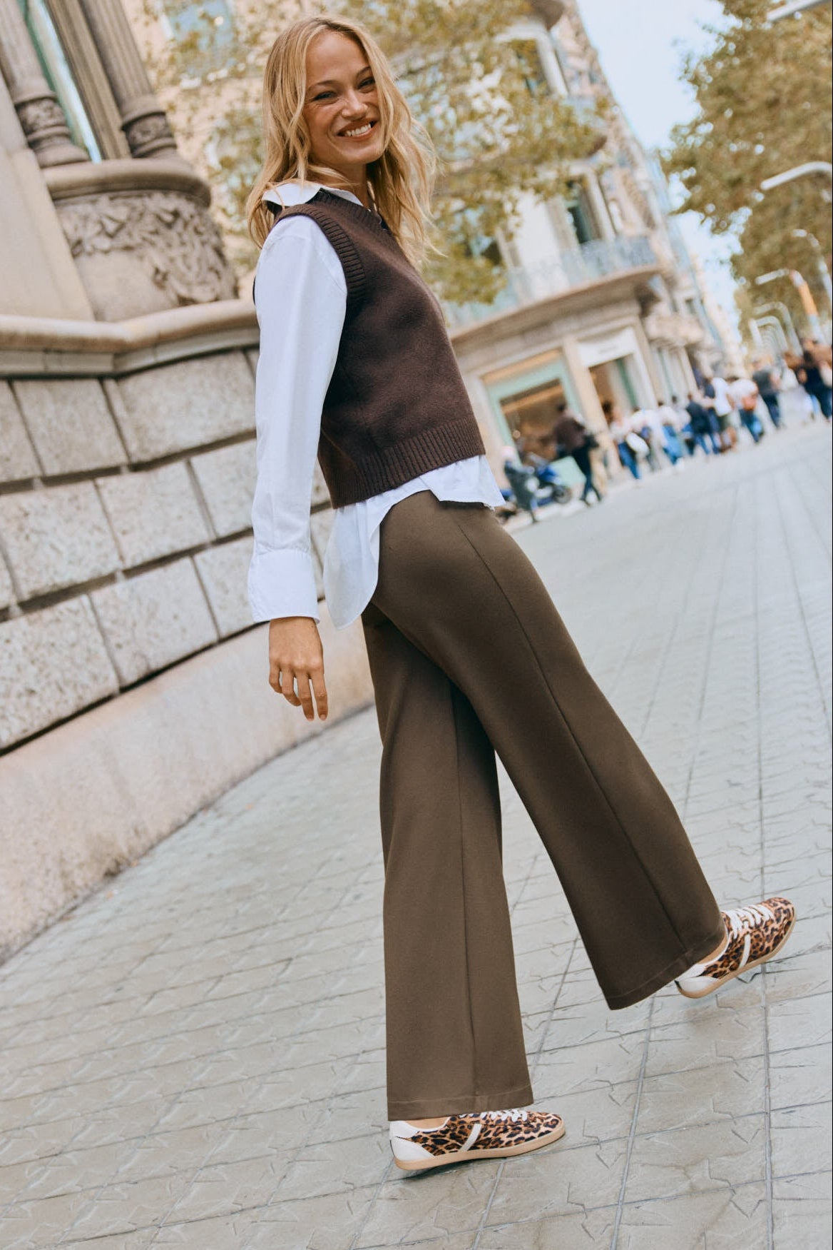 Pantalon large taille haute à boutons décoratifs vert olive