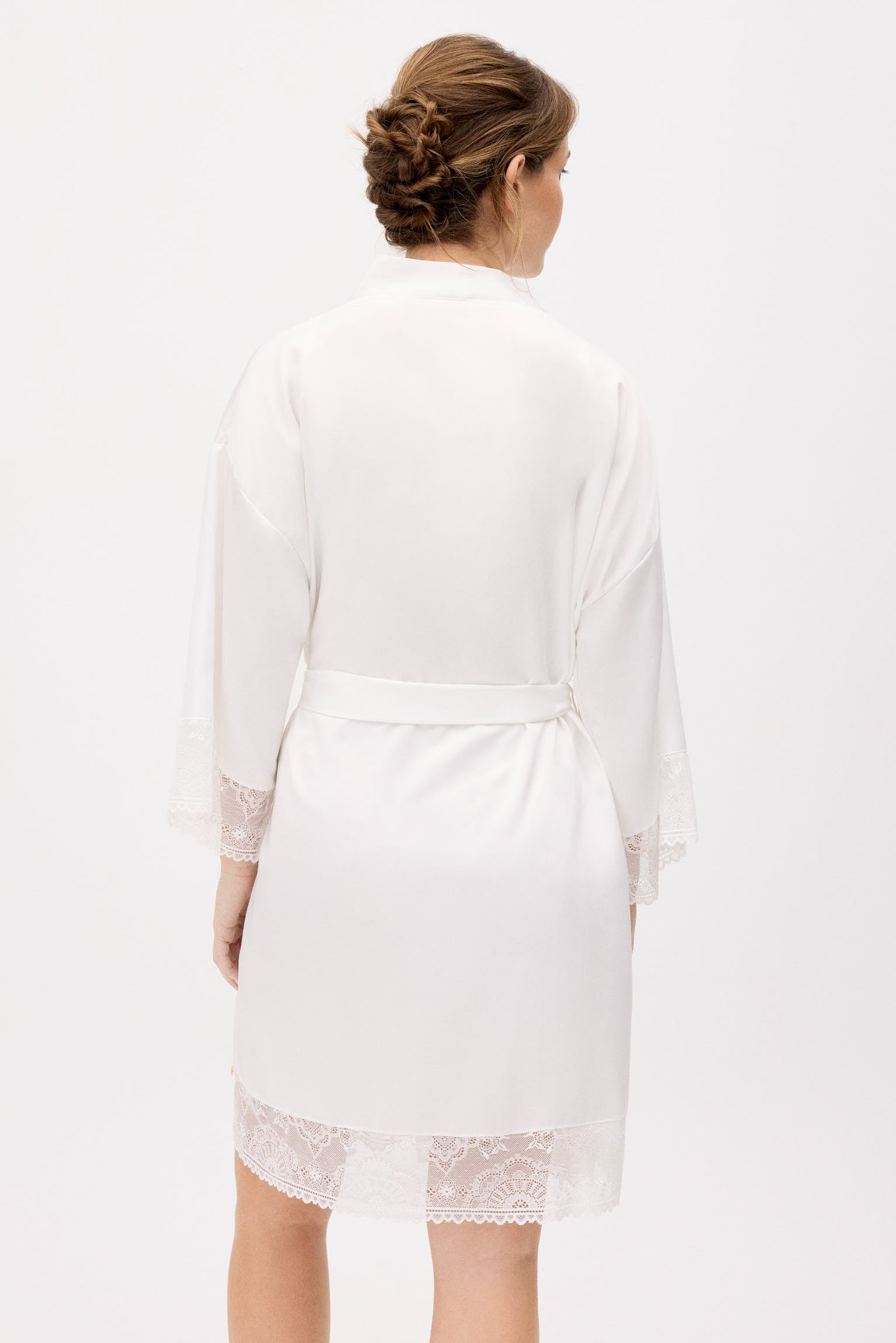 10181-2-bata-de-manga-larga-de-saten-blanco-novia-blanco-paula-echevarria