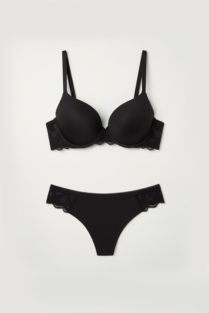 Ensemble de lingerie : soutien-gorge à armatures et string noir