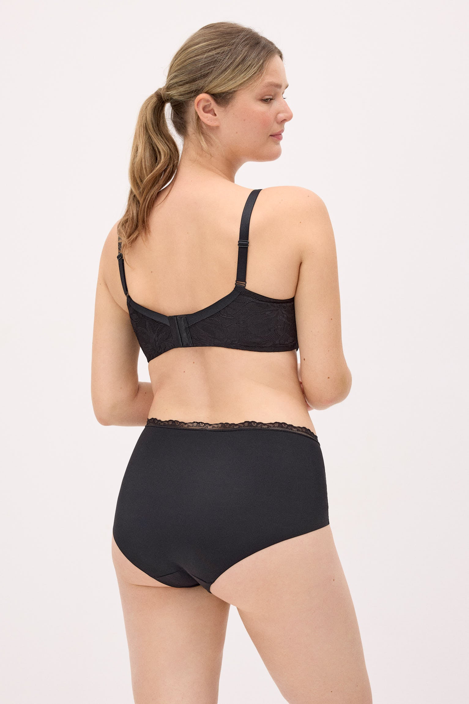 10819-2-braga-alta-detalles-encaje-negro-nostalgia-breeze-paula-echevarria