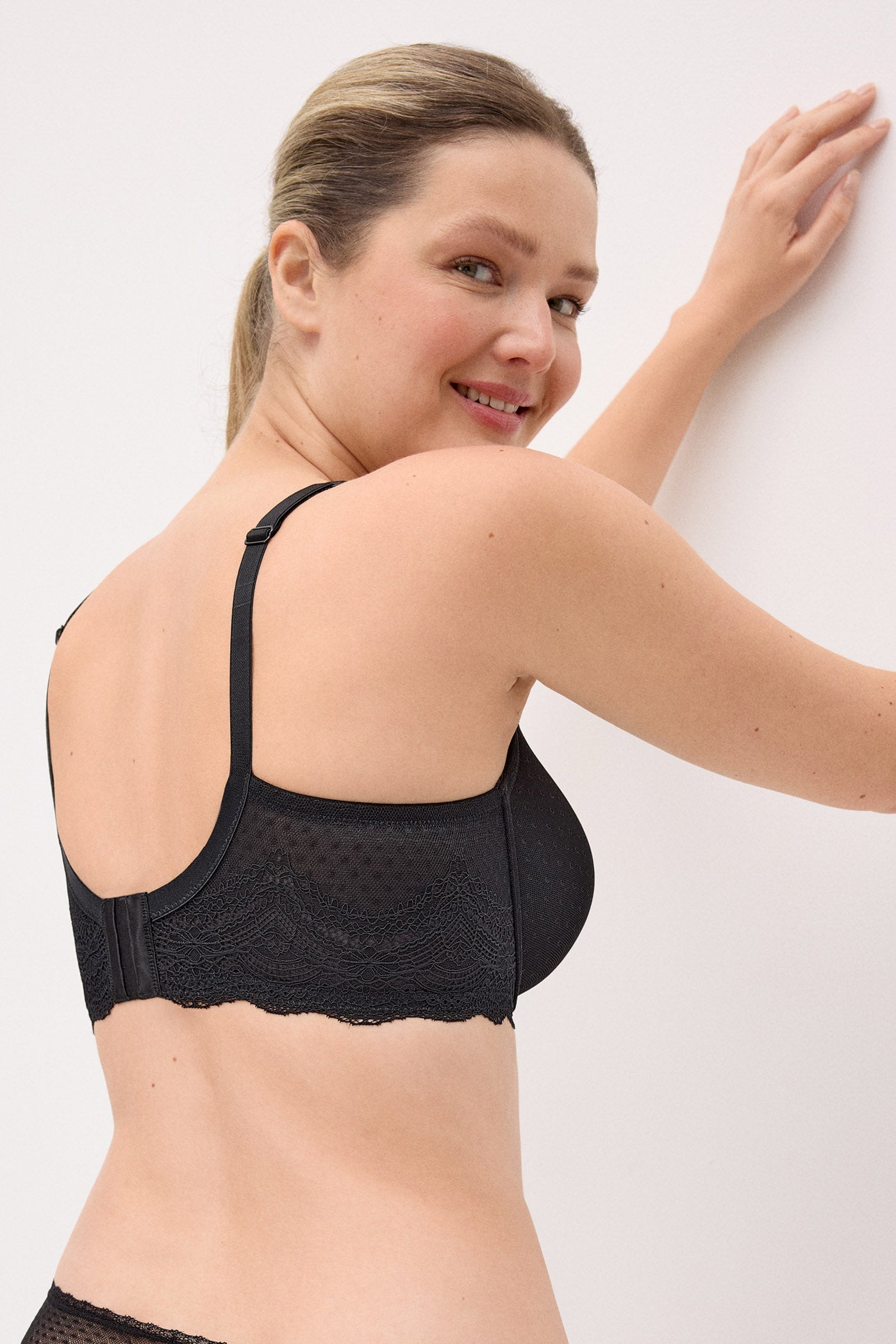 Soutien-gorge à armatures avec rembourrage en plumes noires