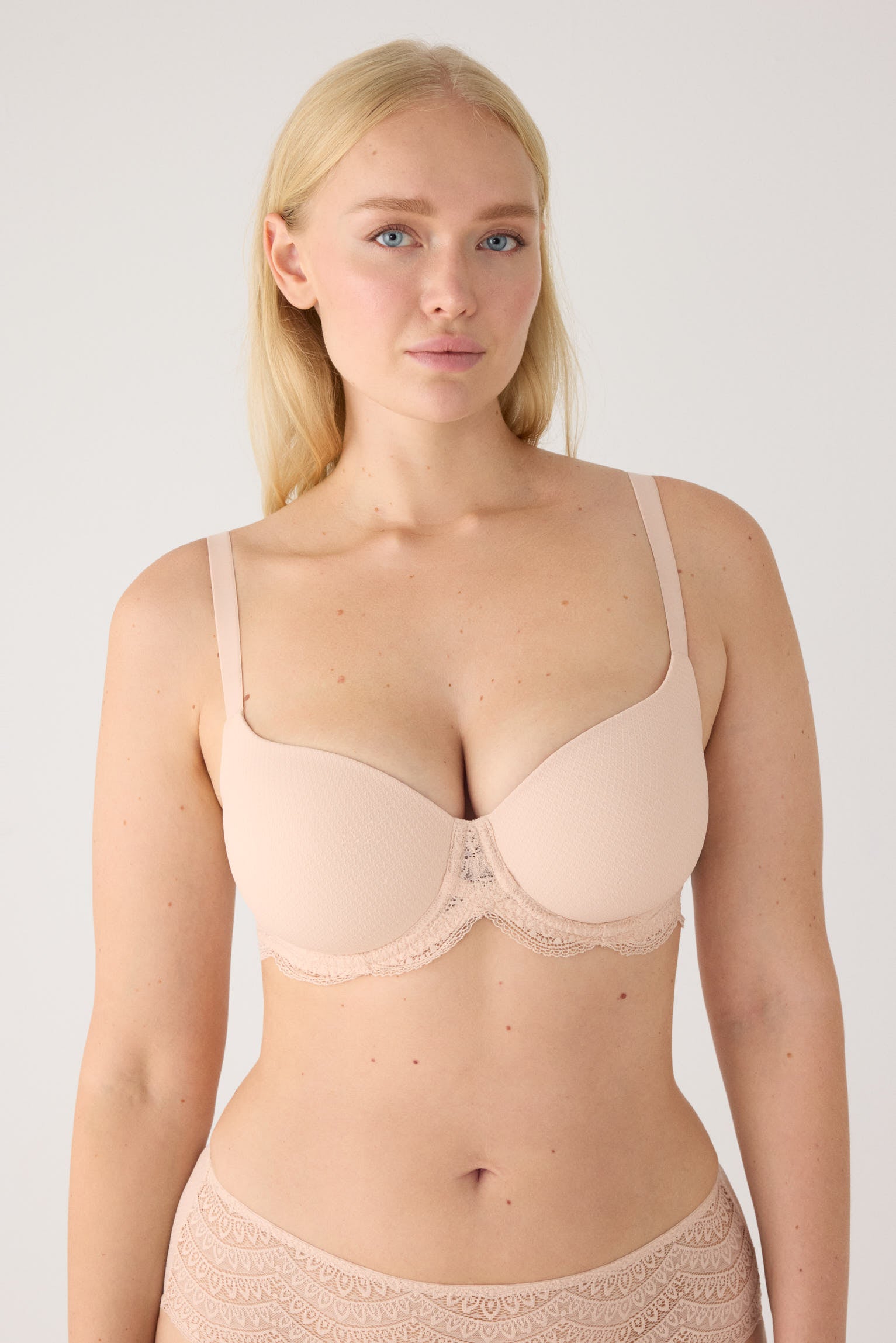 Soutien-gorge emboîtant nude à armatures rembourré