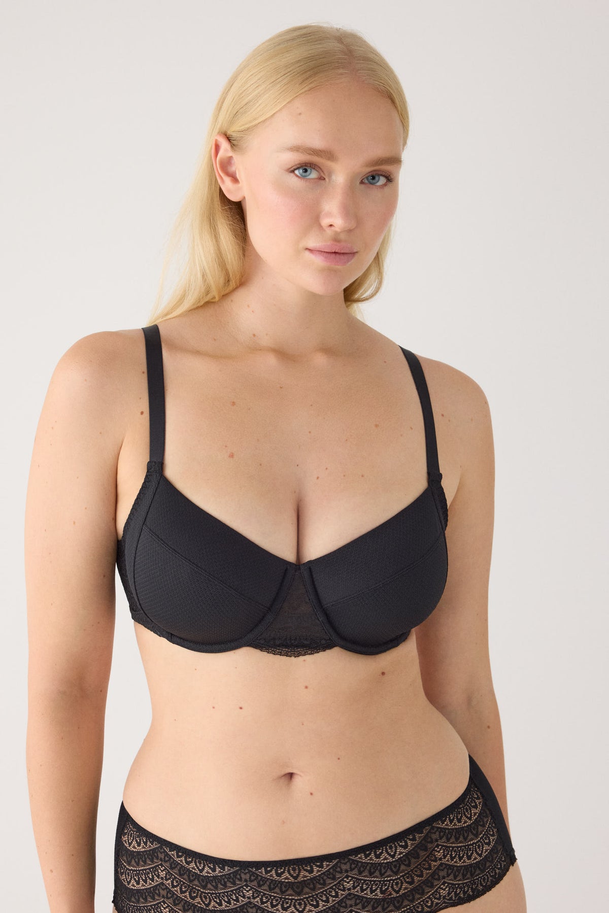 Soutien-gorge minimiseur emboîtant noir à armatures sans rembourrage