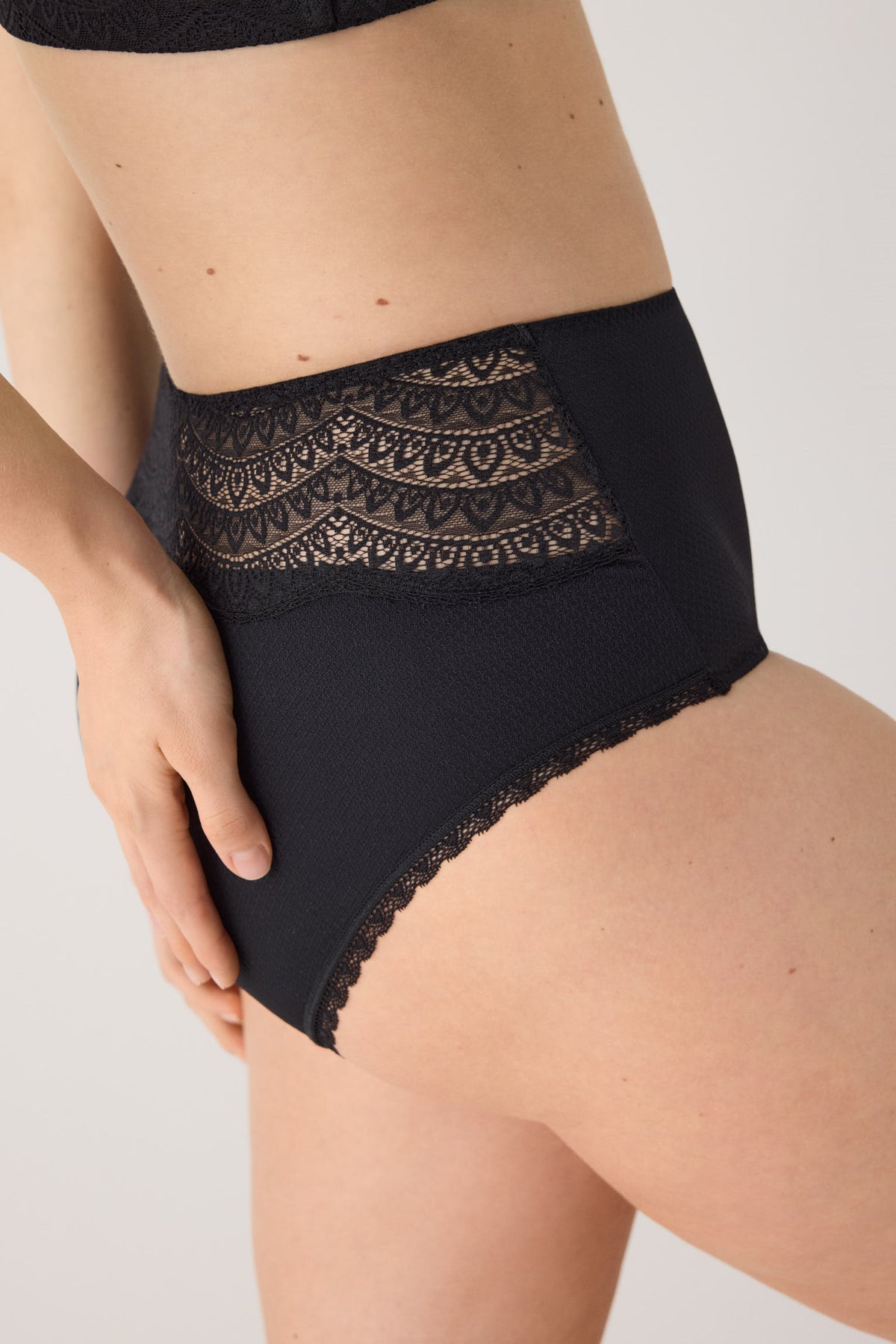 Culotte haute dentelle noir