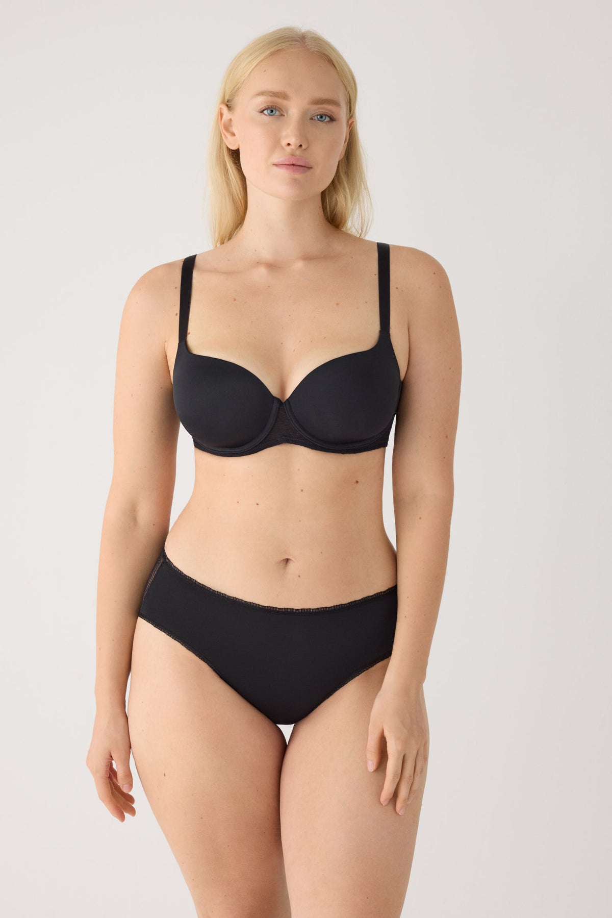Ensemble noir texturé soutien-gorge emboîtant à armatures rembourré et culotte midi