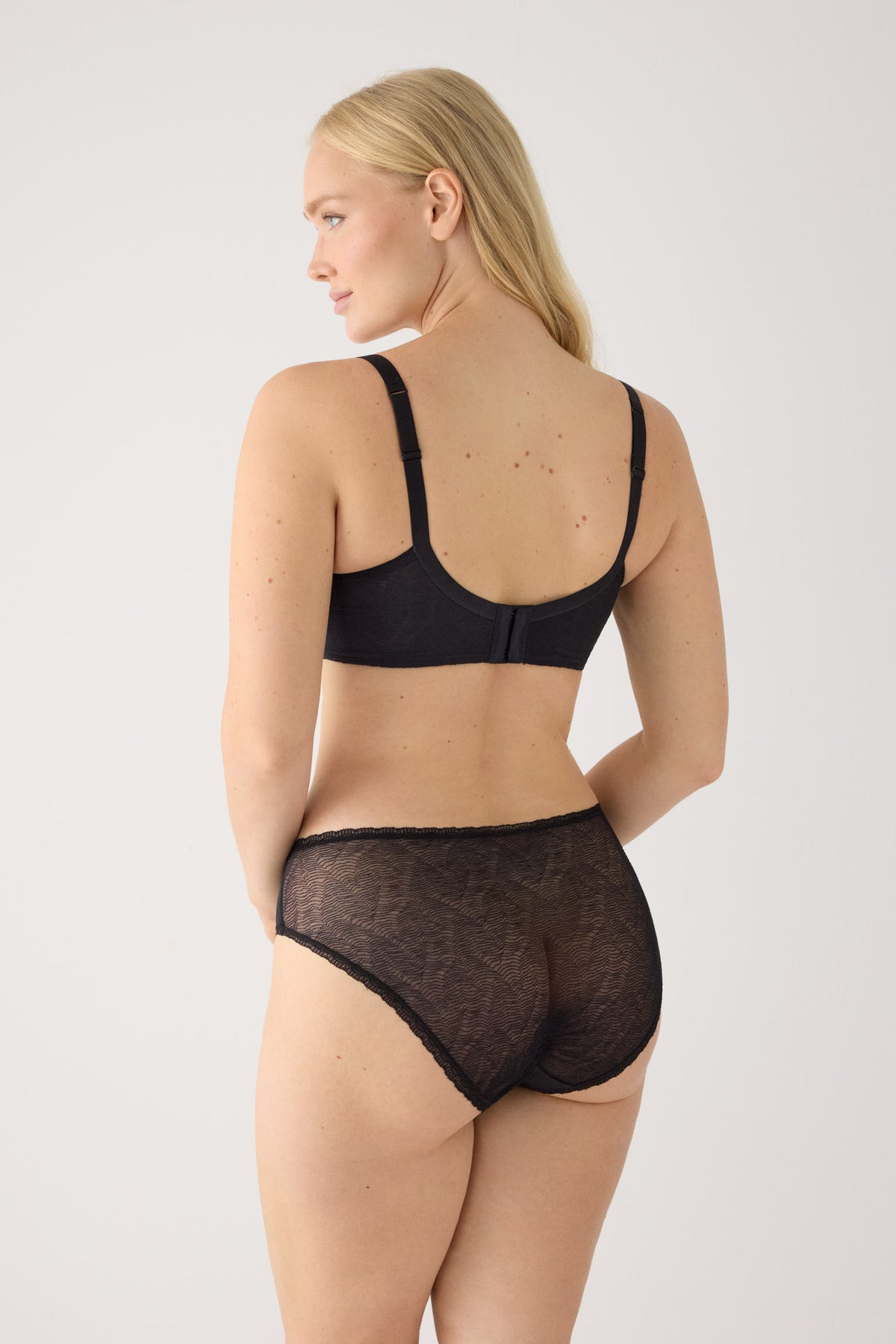 Ensemble noir texturé soutien-gorge emboîtant à armatures rembourré et culotte midi