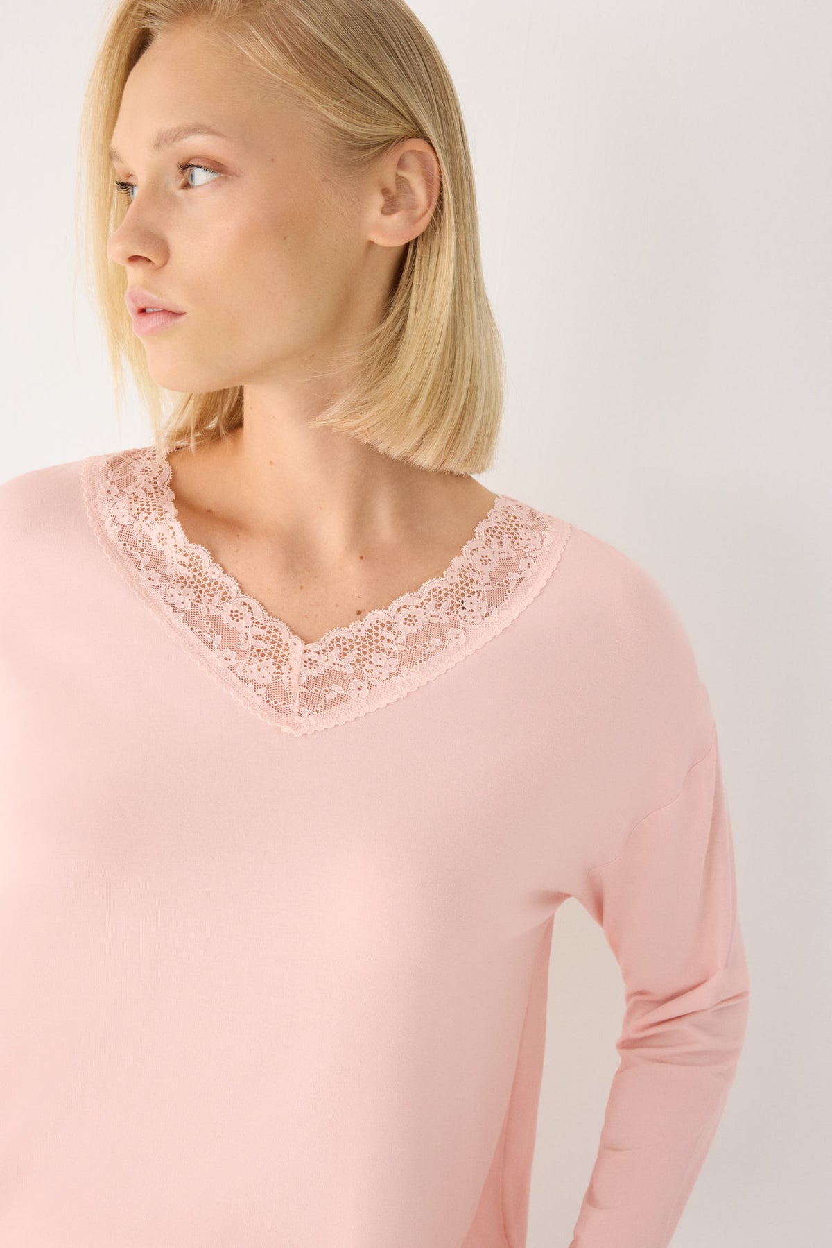 Pyjama long femme léger et doux avec pantalon large nude