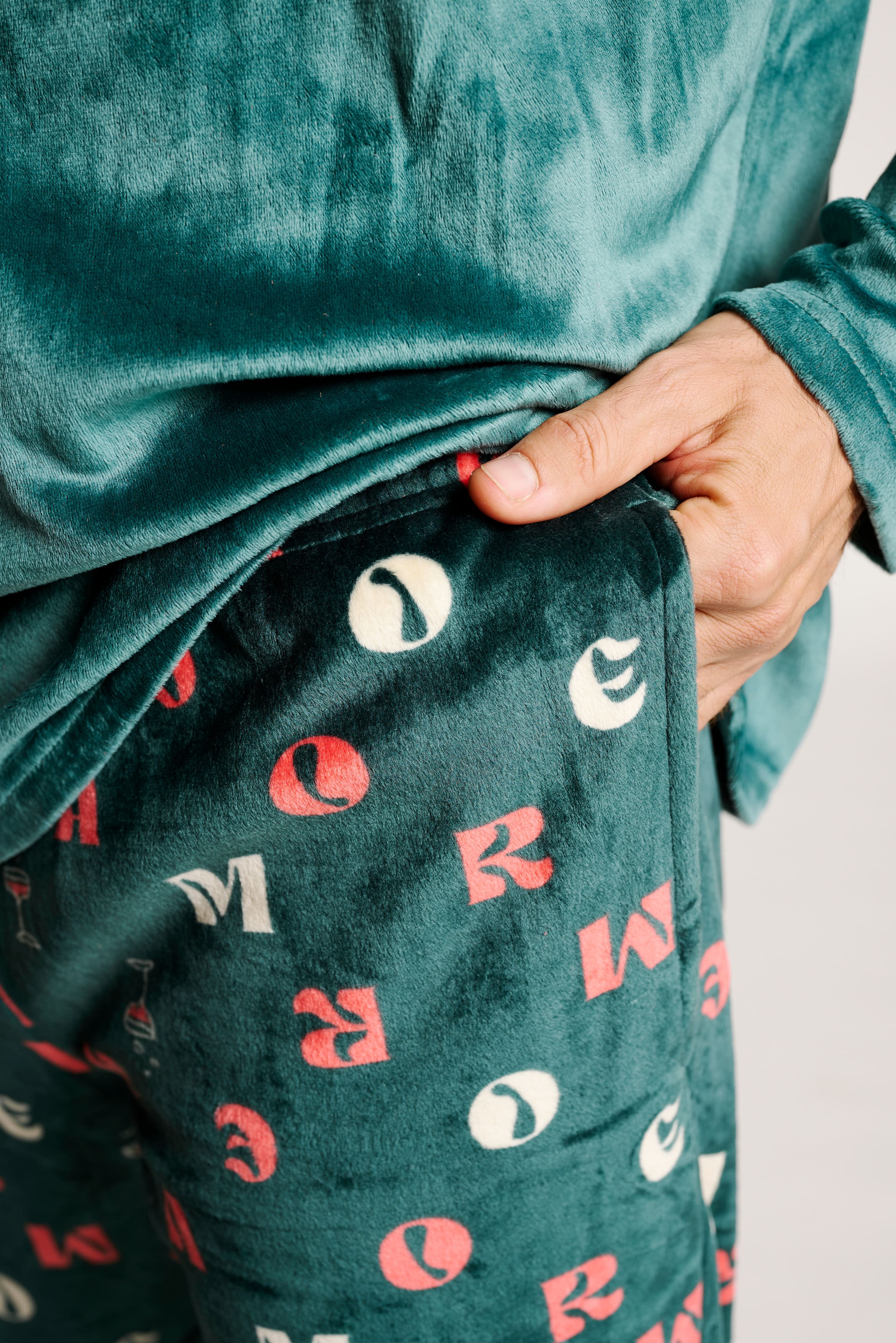 13011054-5-pijama-largo-hombre-terciopelo-estampado-mio-amore