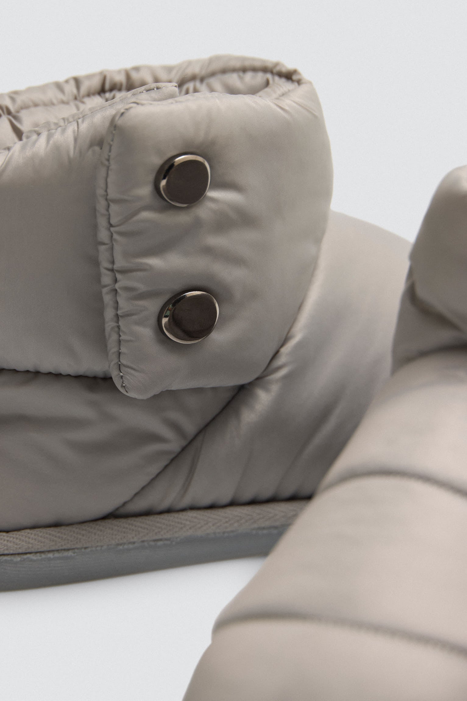 14172-4-botas-de-casa-acolchadas-botones-decorativos