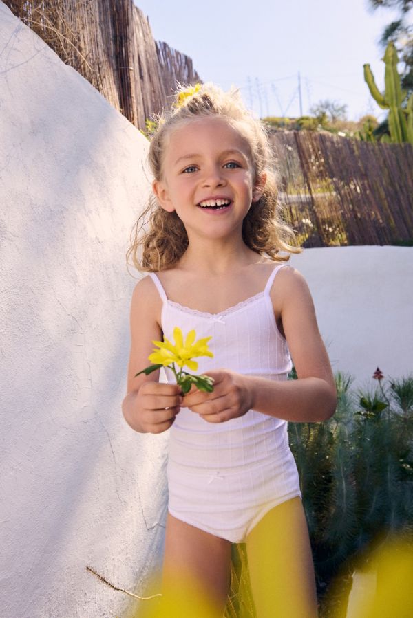 PRÉVENTE Ensemble intérieur pour enfant composé d'un t-shirt et d'une culotte blancs