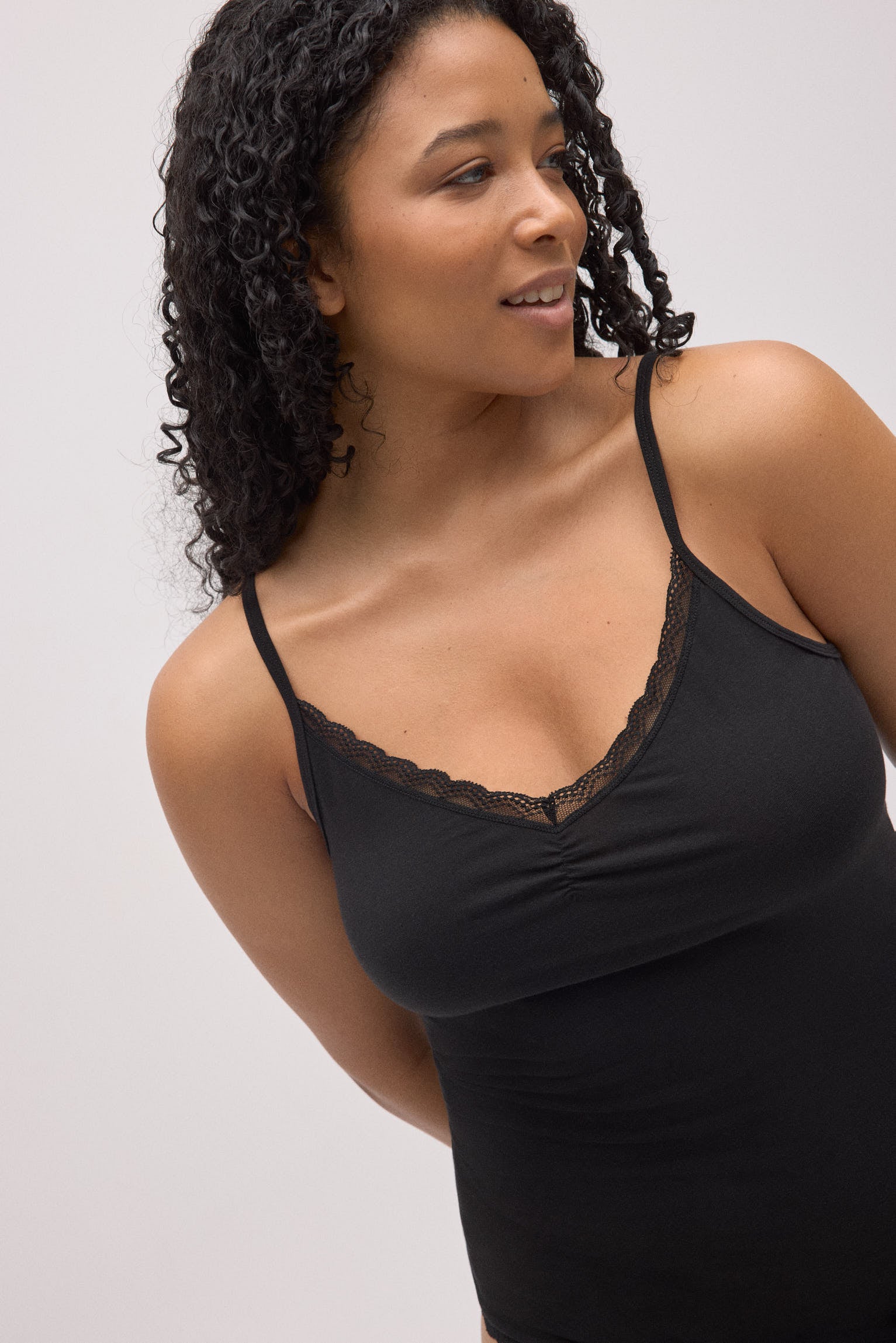 19470-3-camiseta-tirantes-algodon-negro-detalle-fruncido