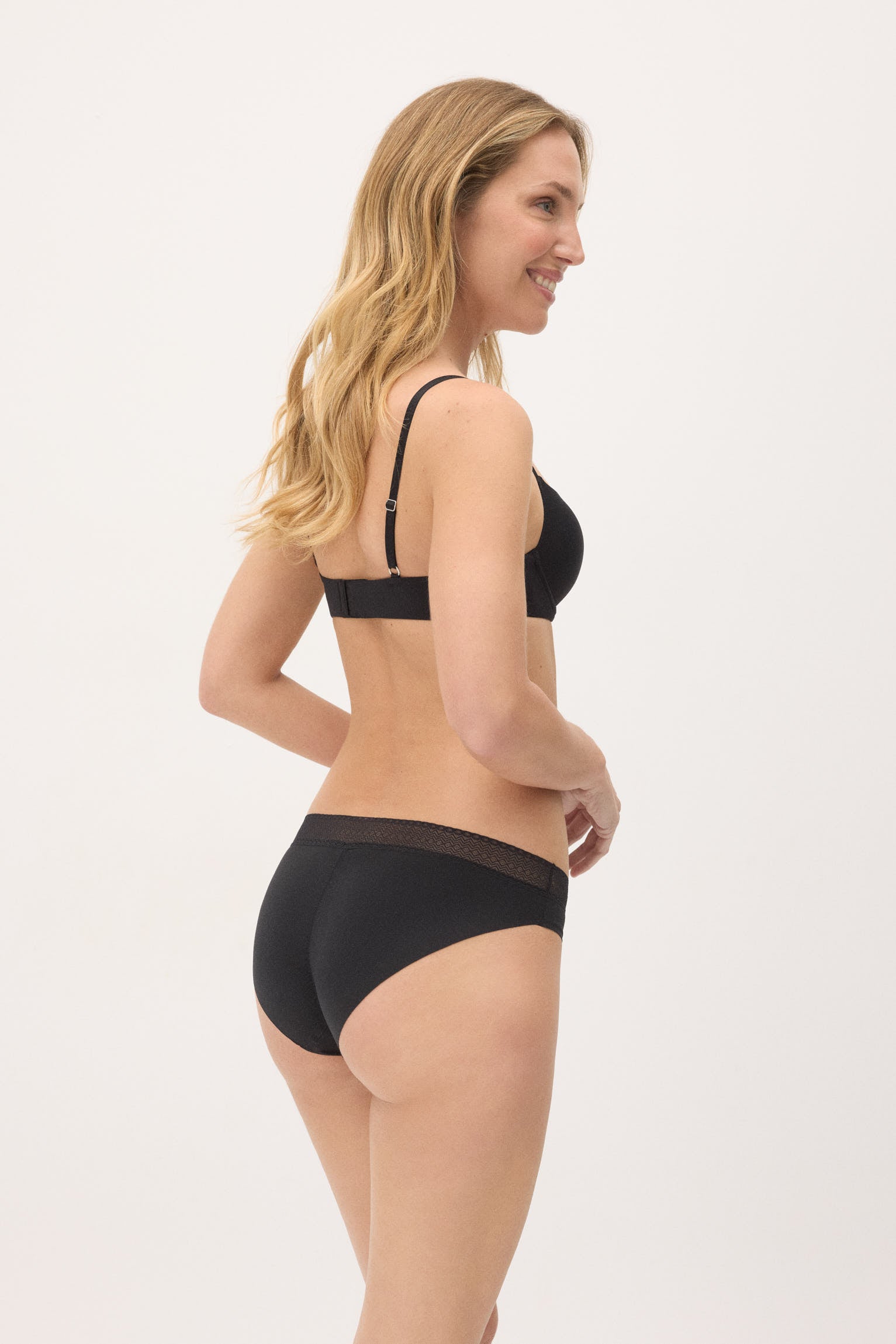 braga-mini-adapt-elastica-con-acabados-invisibles-negra-ysabel-mora