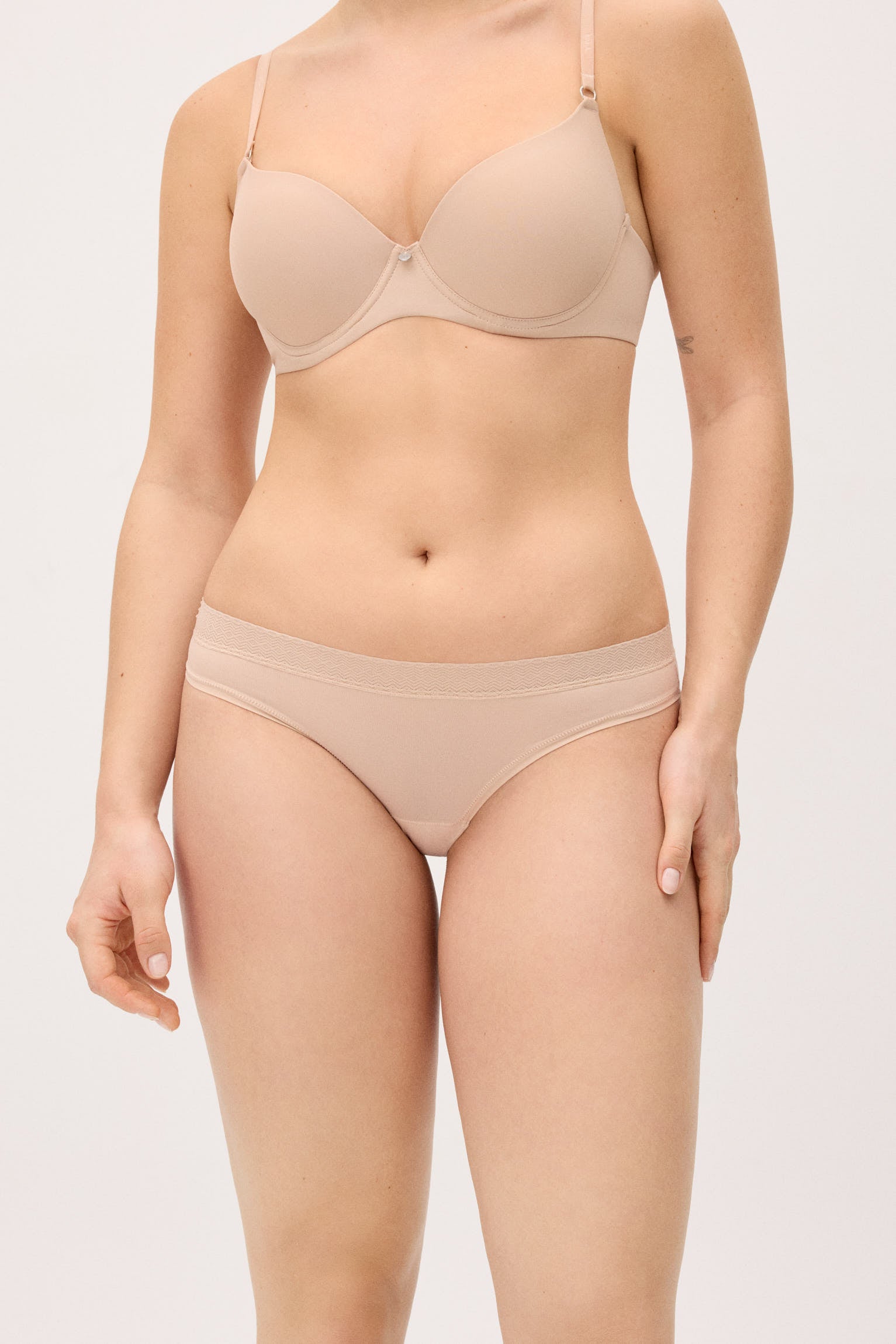 braga-mini-adapt-elastica-con-acabados-invisibles-nude-ysabel-mora