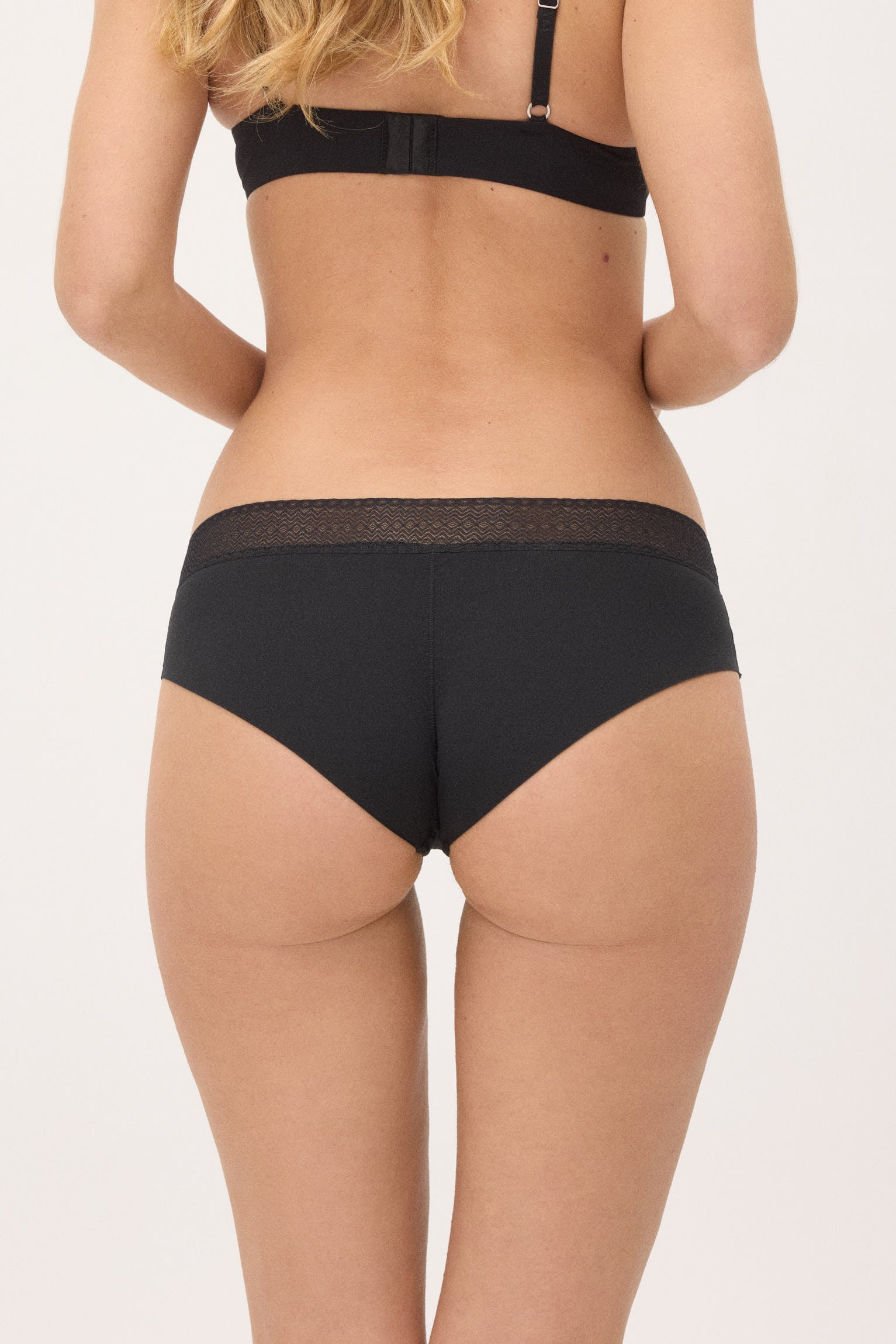 braga-midi-brasilena-adapt-elastica-con-acabados-invisibles-negra-ysabel-mora