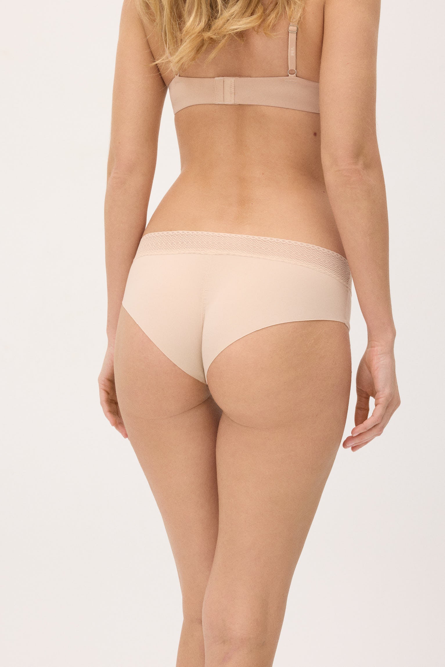 braga-midi-brasilena-adapt-elastica-con-acabados-invisibles-nude-ysabel-mora