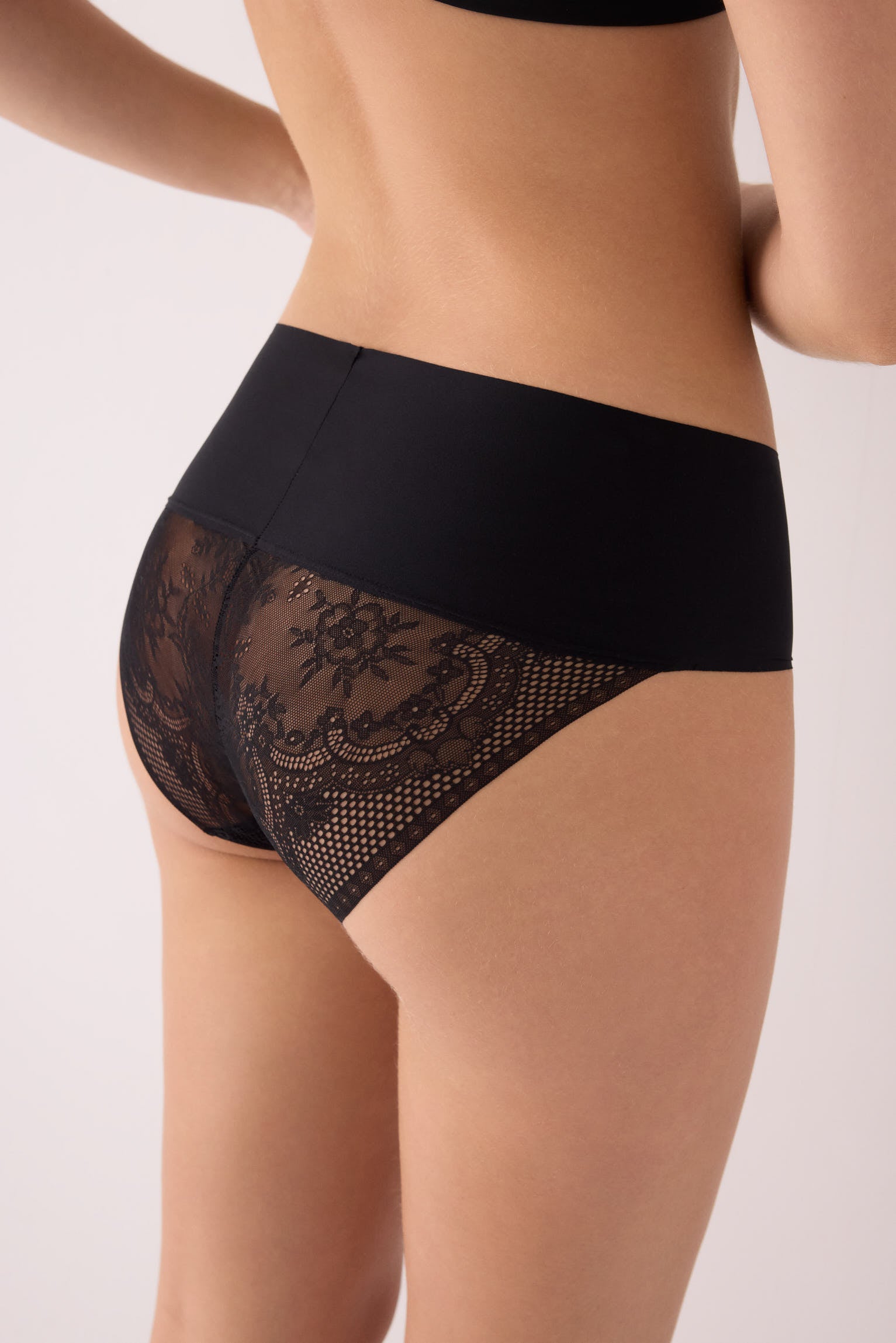 PRÉCOMMANDE Culotte midi découpe laser noir