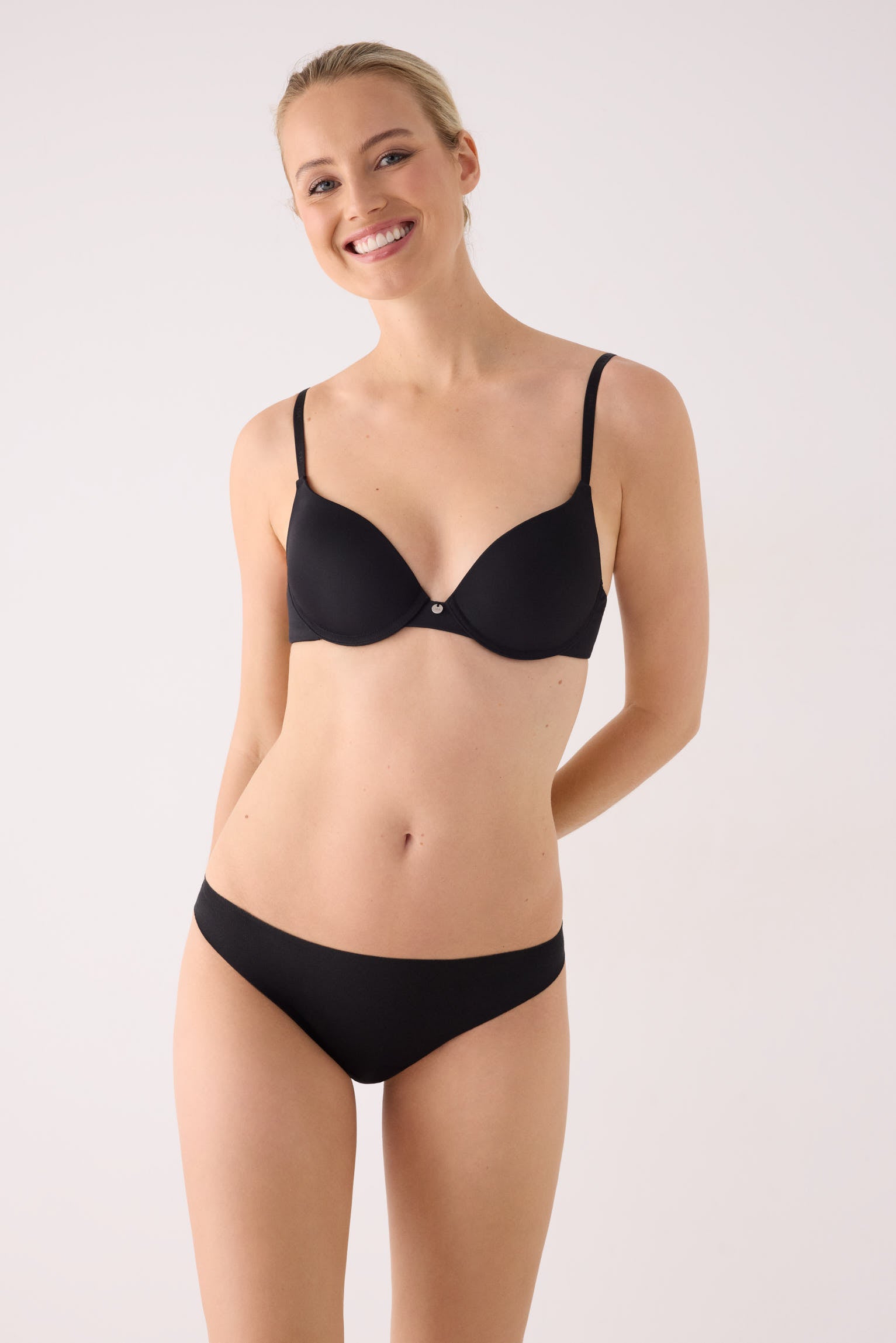 String coton découpé au laser avec dentelle noir
