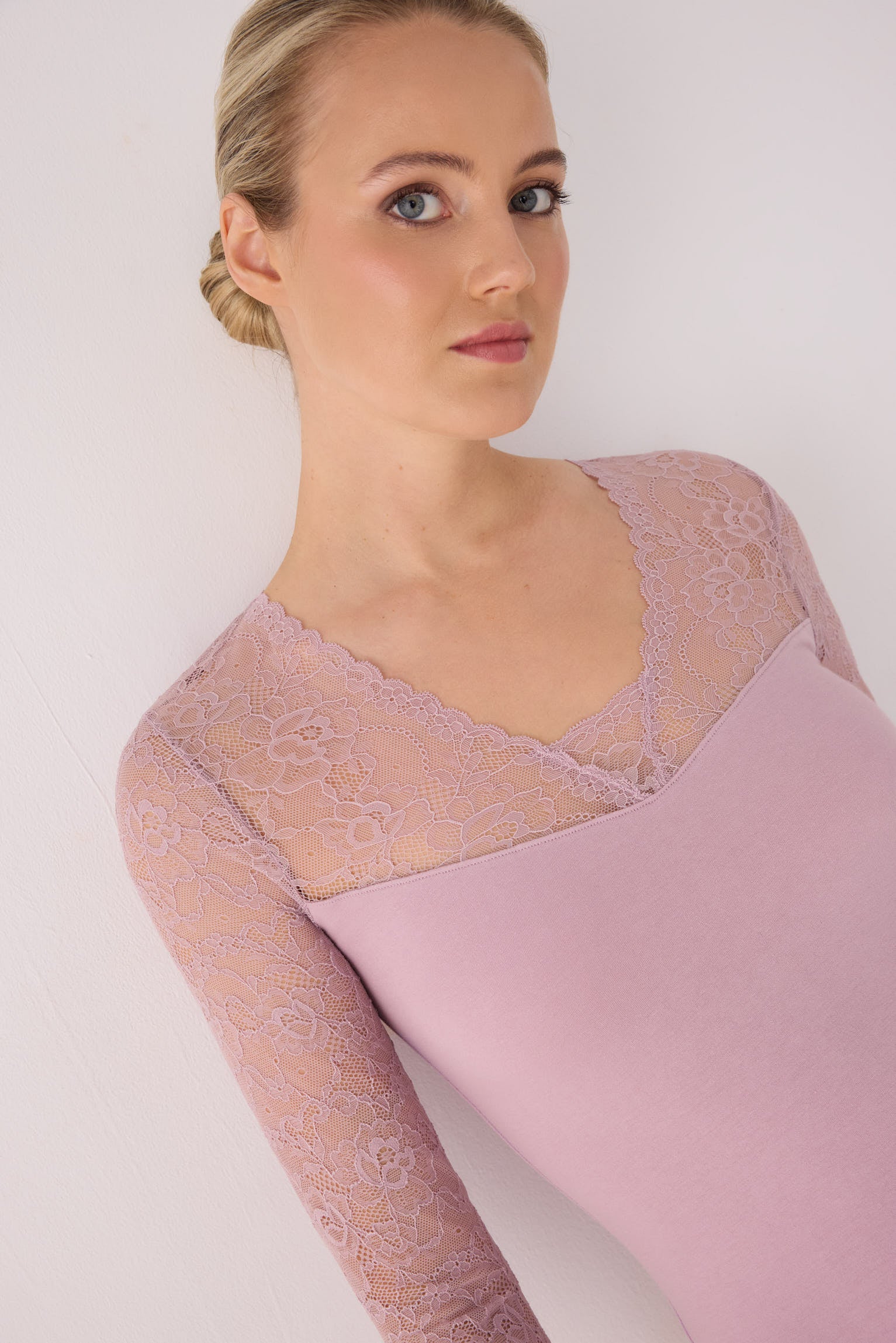 Top rose manches longues avec décolleté et manches en dentelle