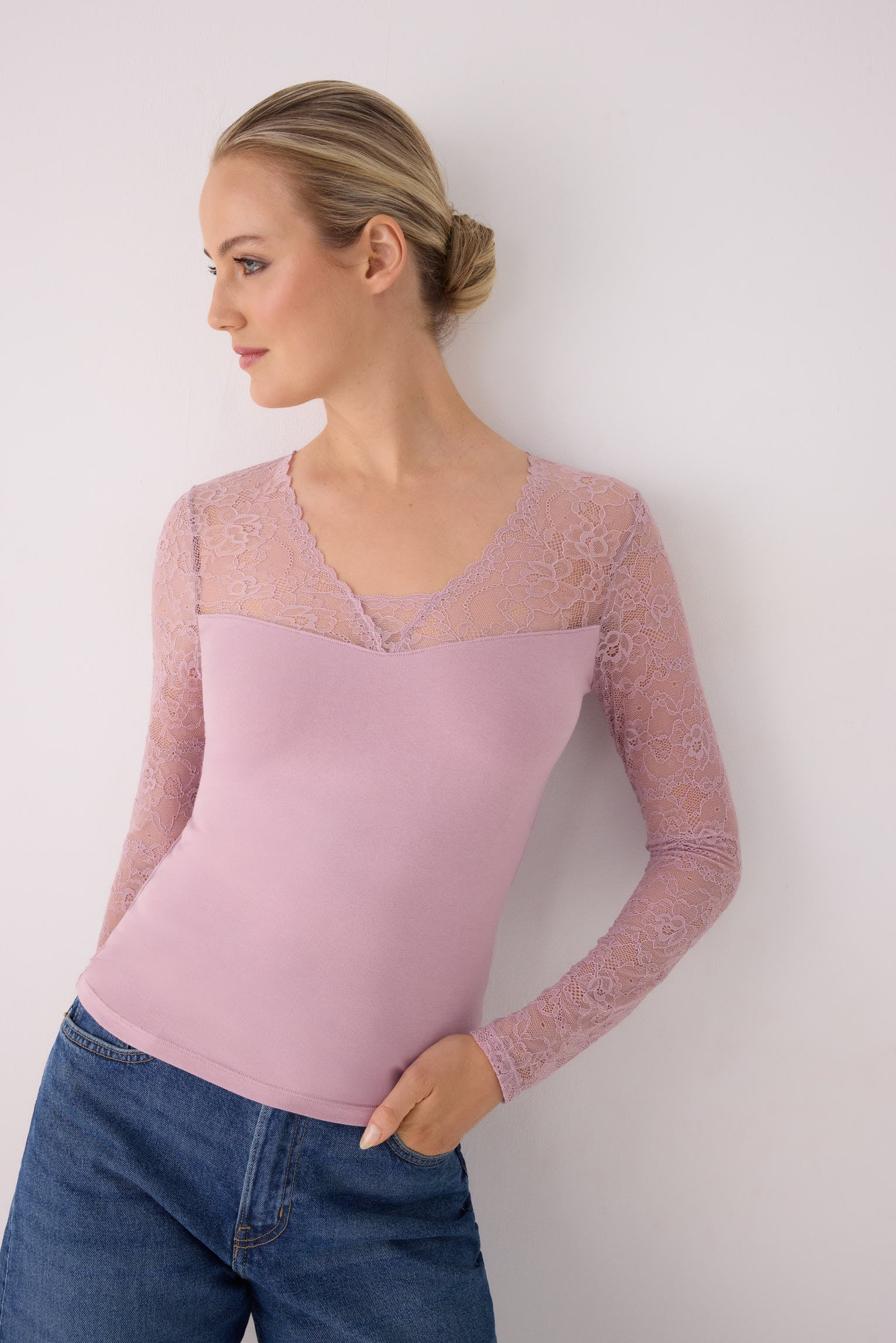 Top rose manches longues avec décolleté et manches en dentelle