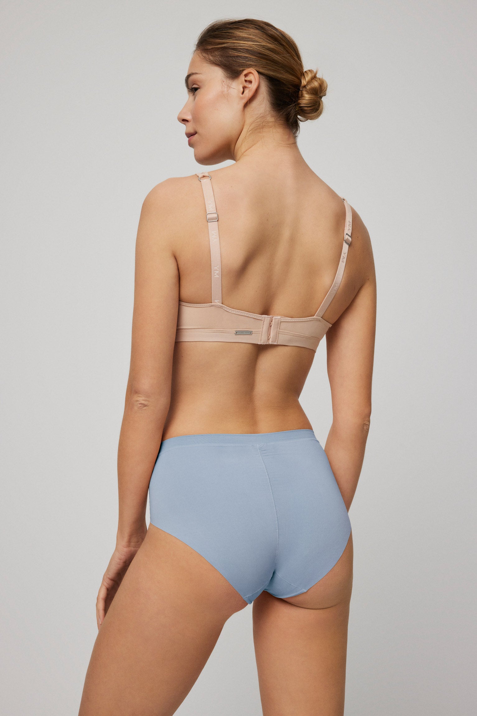 braga-alta-adapt-elastica-con-acabados-invisibles-azul-ysabel-mora