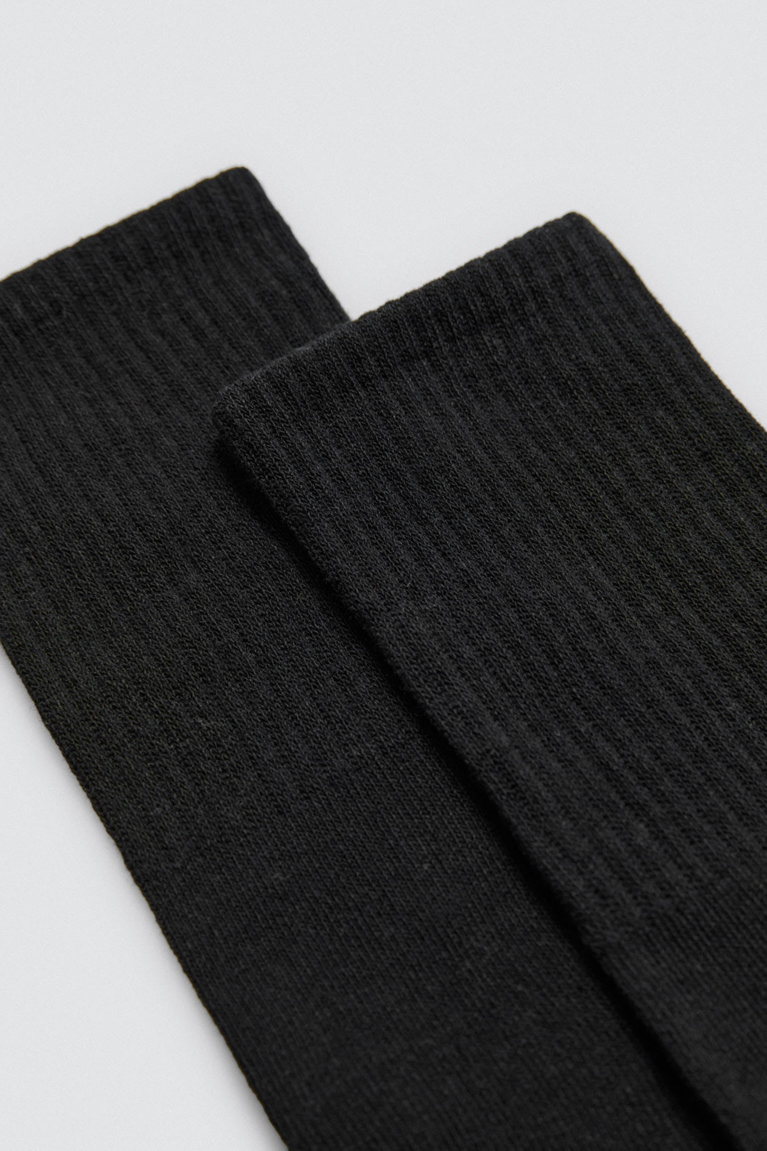 22967-1-calcetines-basicos-lisoso-largos-ysabel-mora-negro