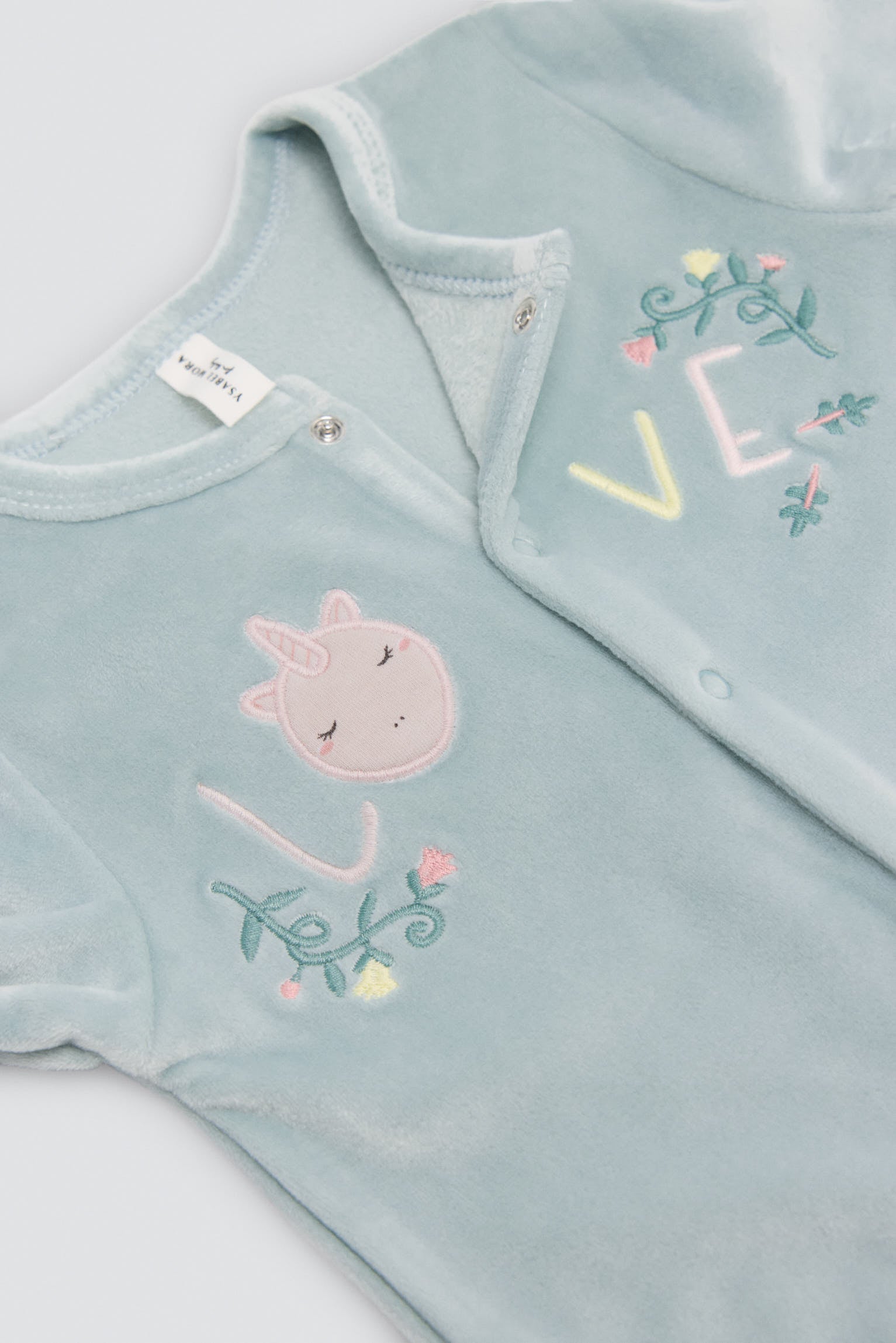 Pelele bebé terciopelo detalles bordados Love - Ysabel Mora