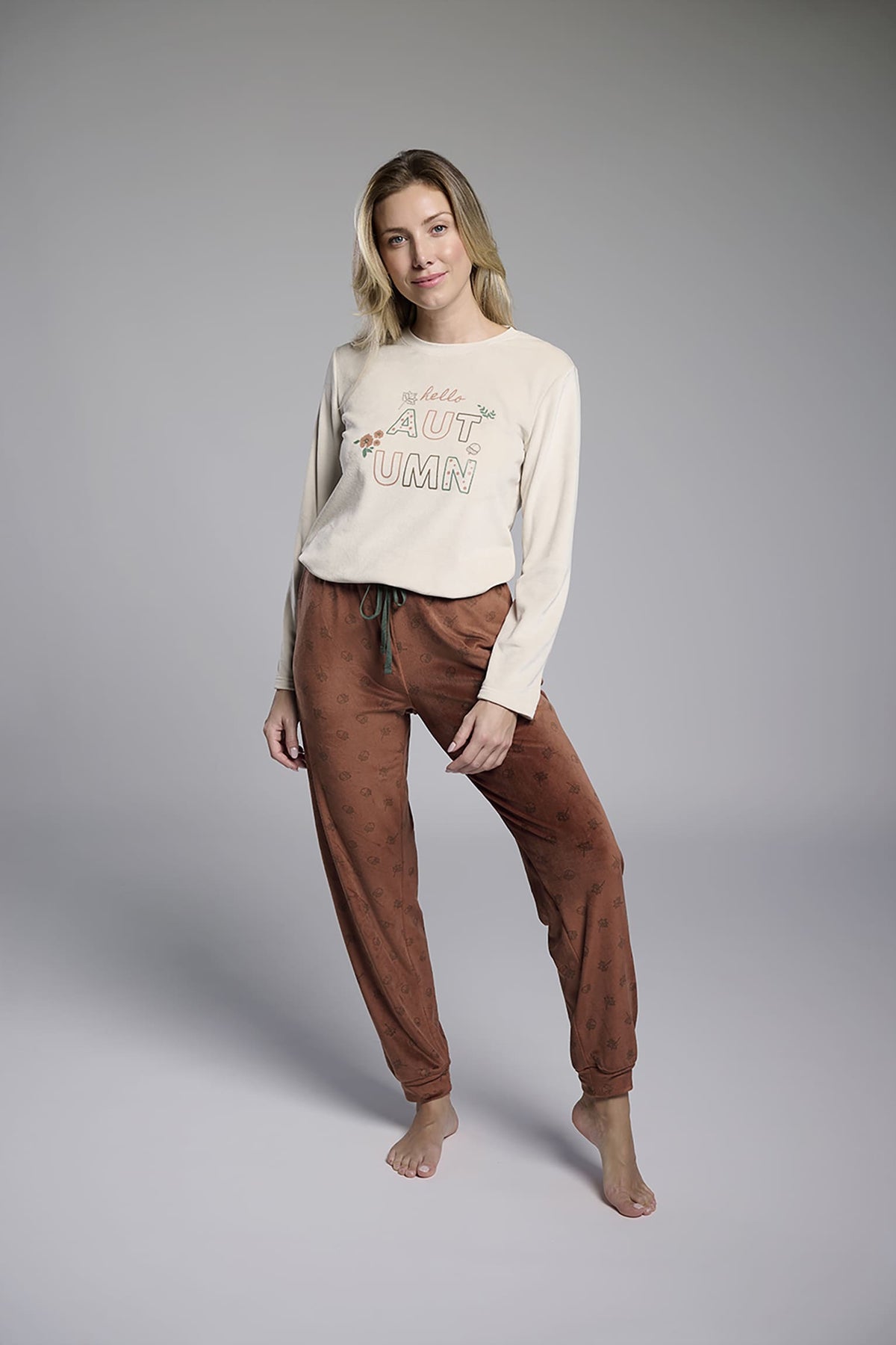 26234-pijama-largo-de-terciopelo-mujer-estampado-otono