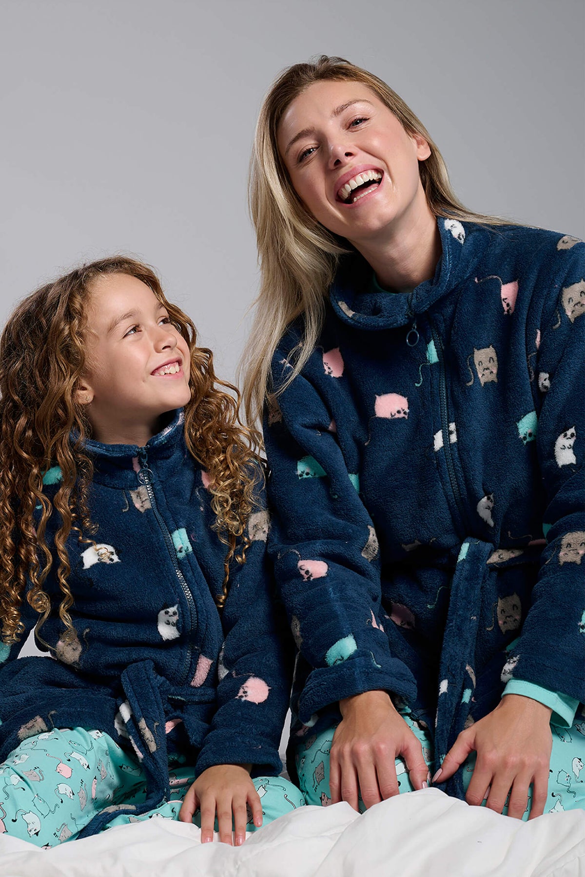 Bata corta de coralina polar azul marino para mujer con estampado de gatos, prenda de abrigo para el hogar durante el invierno.