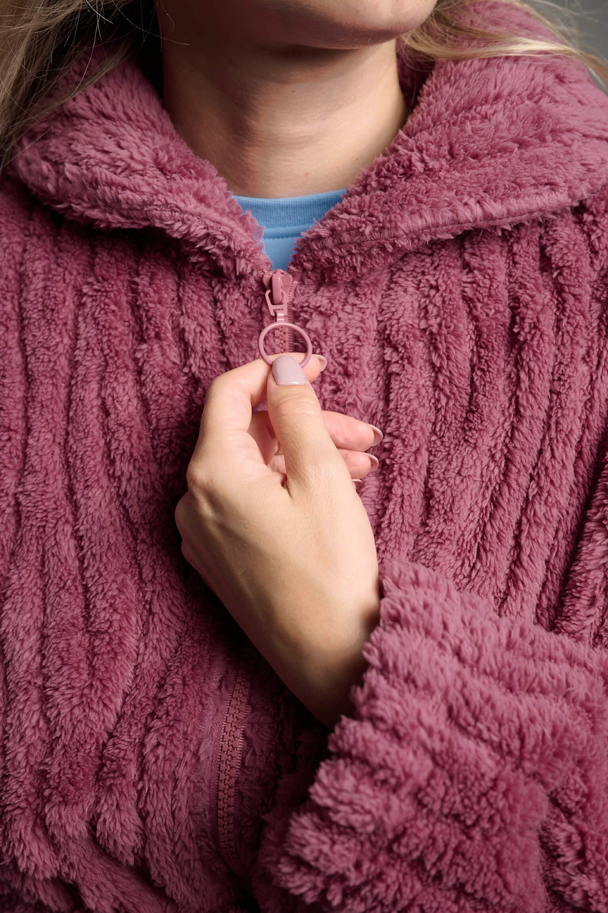 Bata midi polar de borreguito granate para mujer con textura, homewear cálido y confortable para estar en casa.