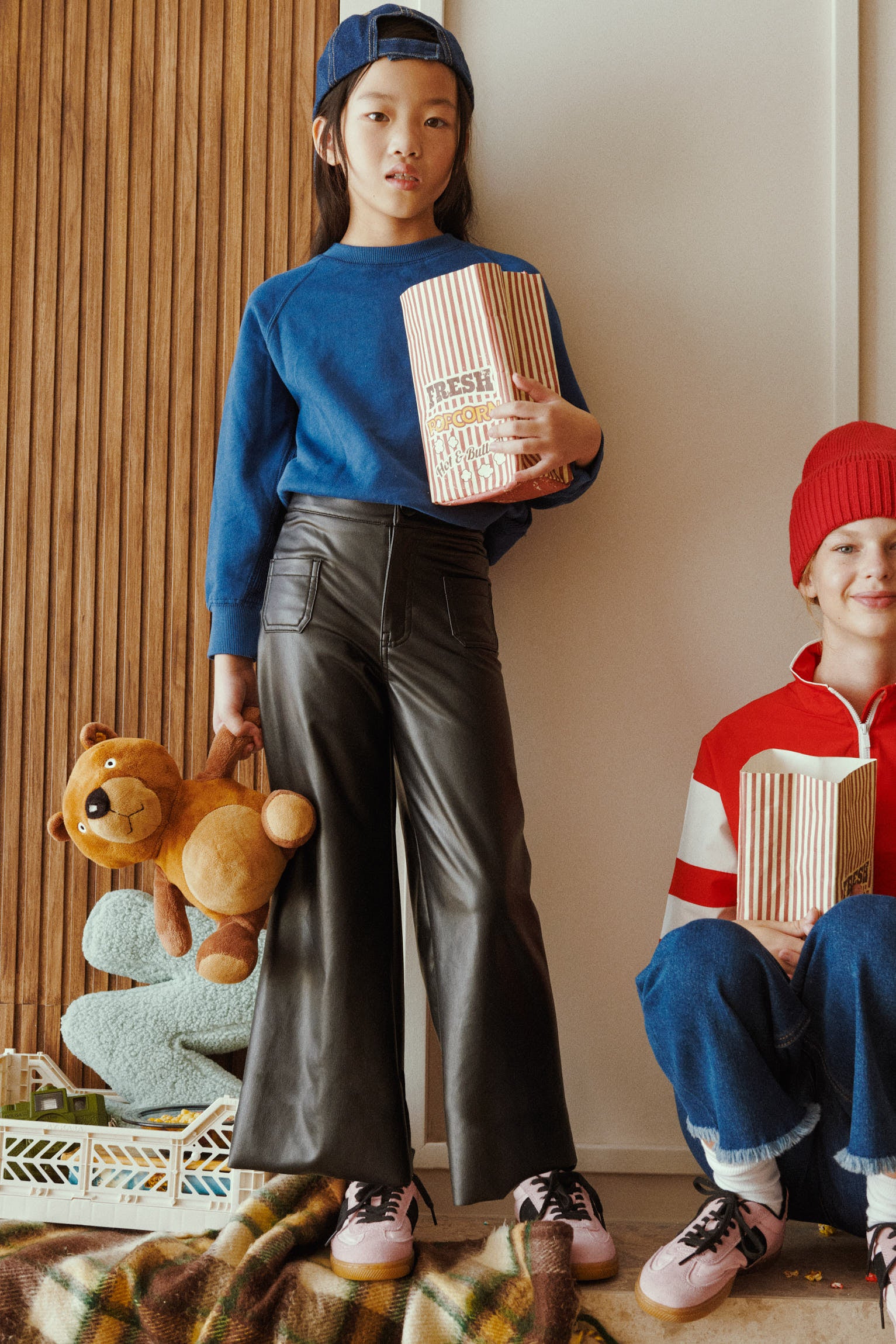 33251-editorial-pantalones-nina-efecto-piel-anchos