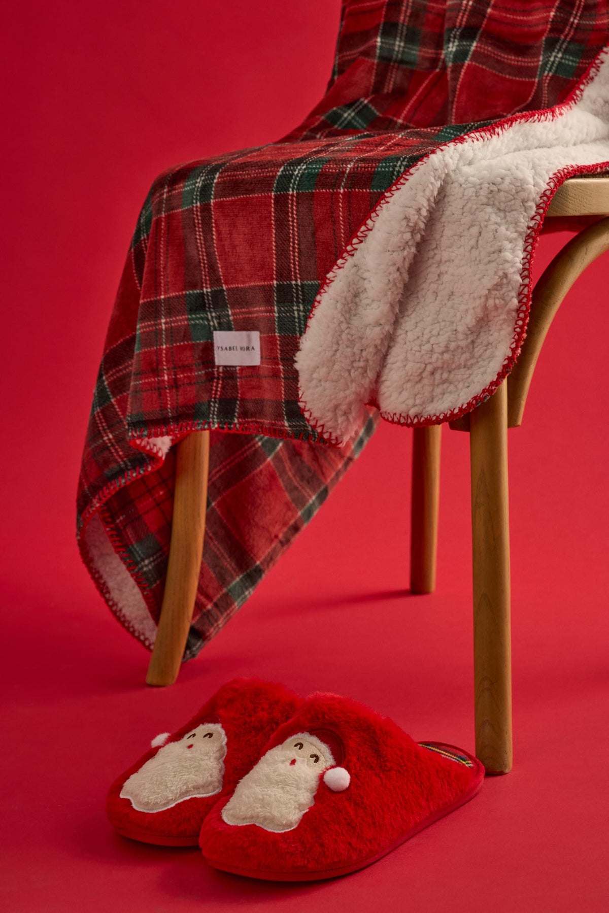 Set de manta y zapatillas de casa