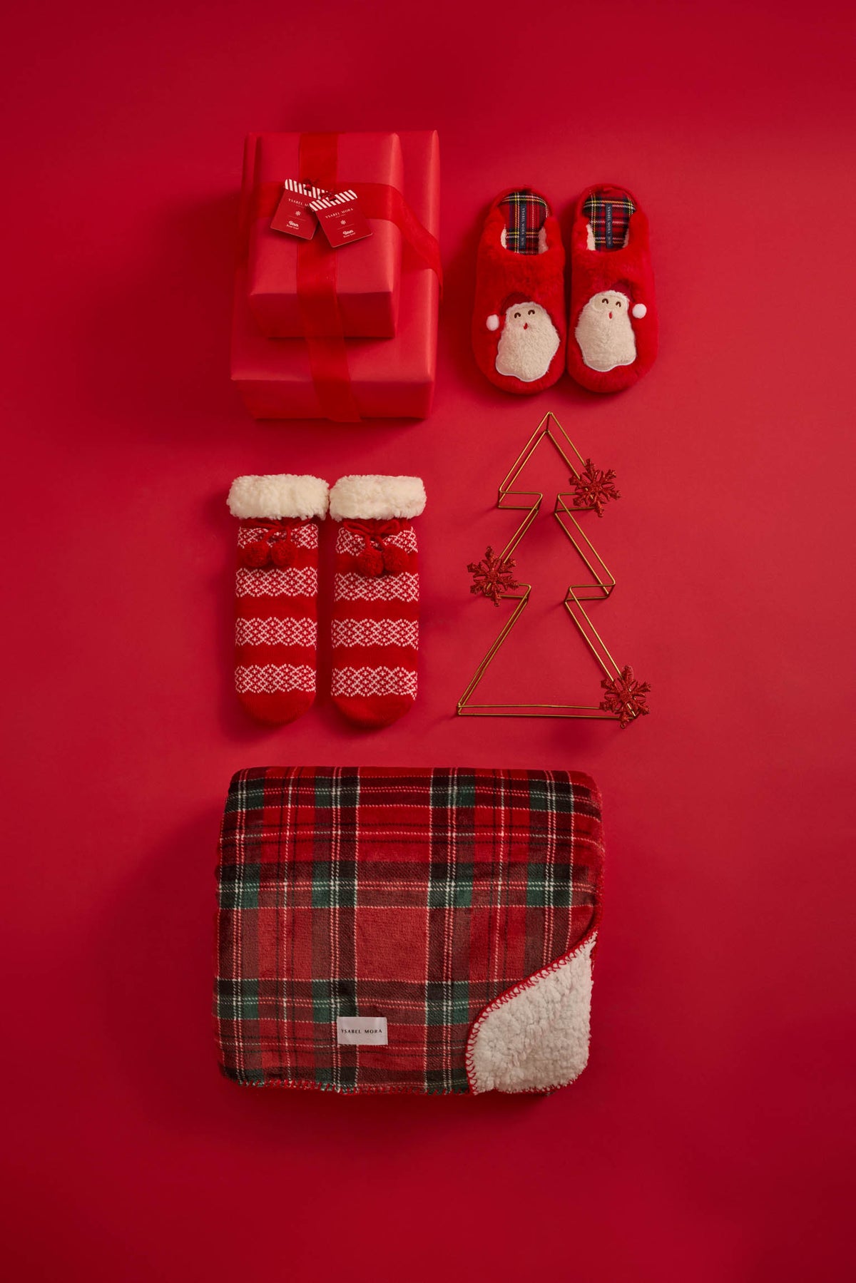 Set de manta, calcetines con interior de borreguito y zapatillas de casa