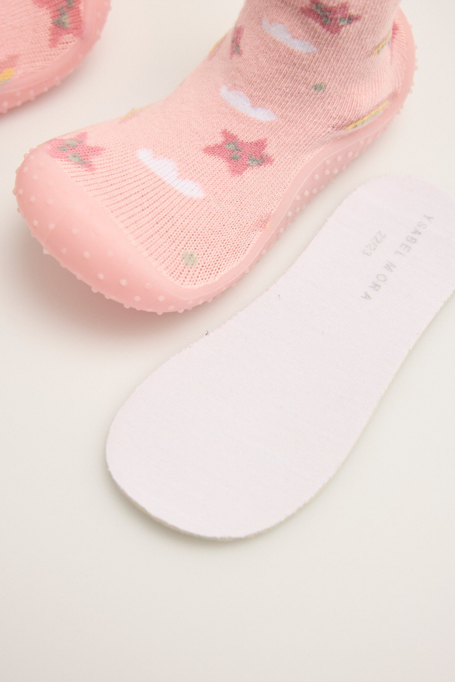 54038-5-zapatilla-calcetin-estampado-arcoiris-y-estrellas