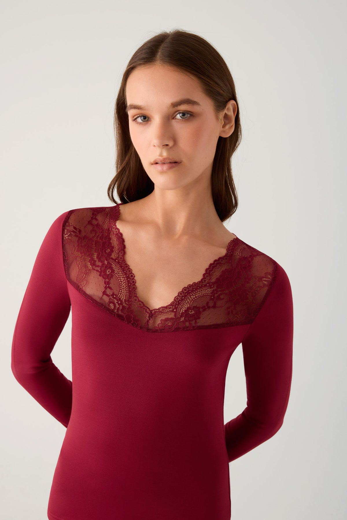 T-shirt thermique à manches longues et col en V pour femme, orné de dentelle bordeaux