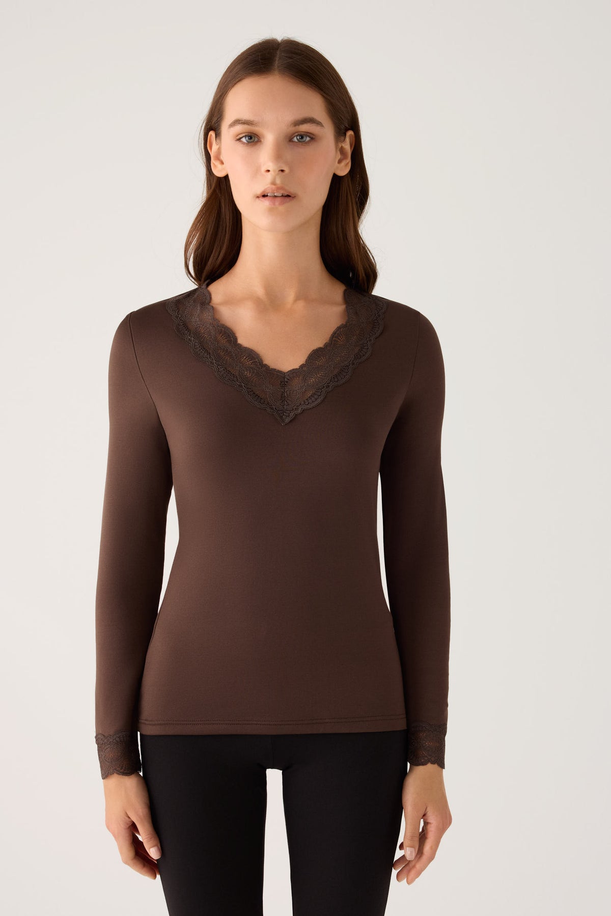 T-shirt à manches longues pour femme THERMAL, marron, orné de dentelle à l'encolure et aux poignets.