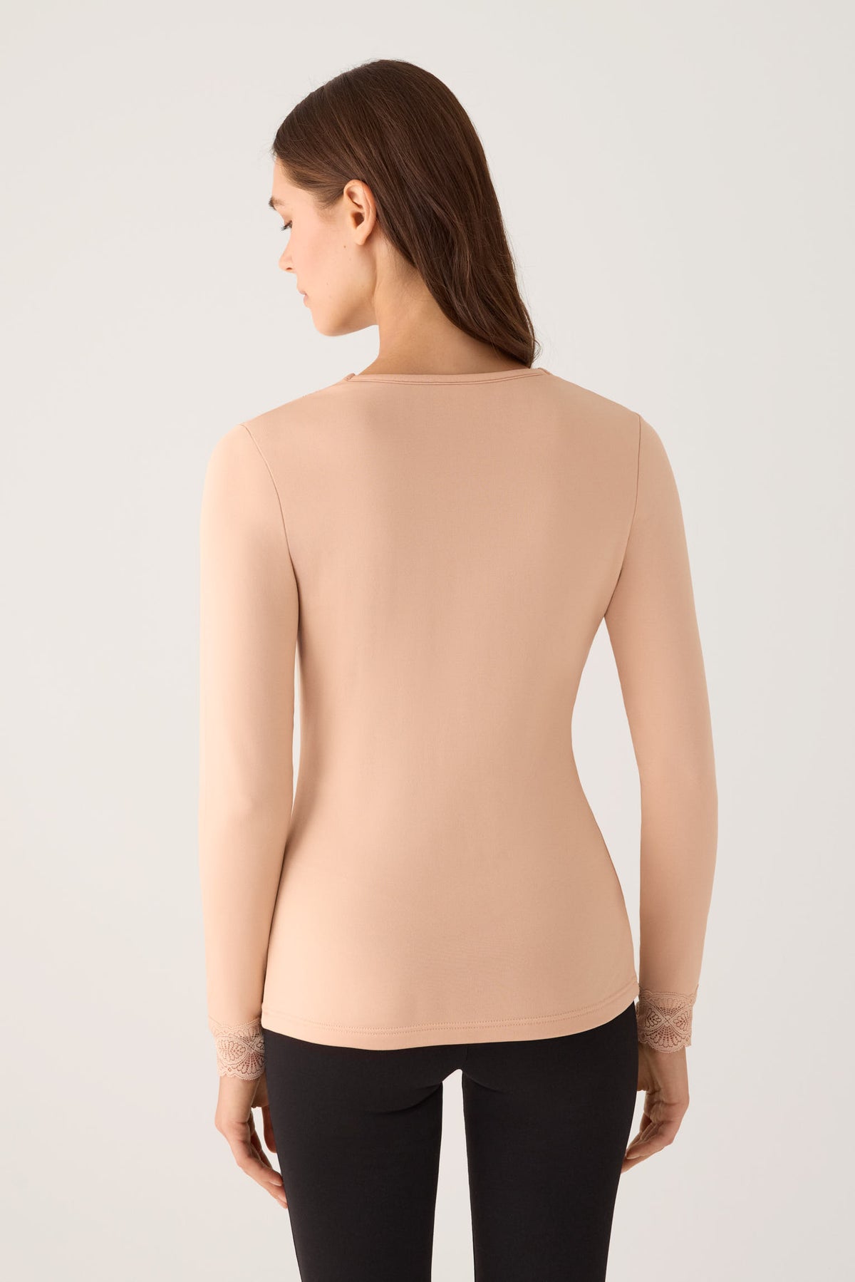 T-shirt à manches longues pour femme THERMAL, couleur chair, orné de dentelle à l'encolure et aux poignets.