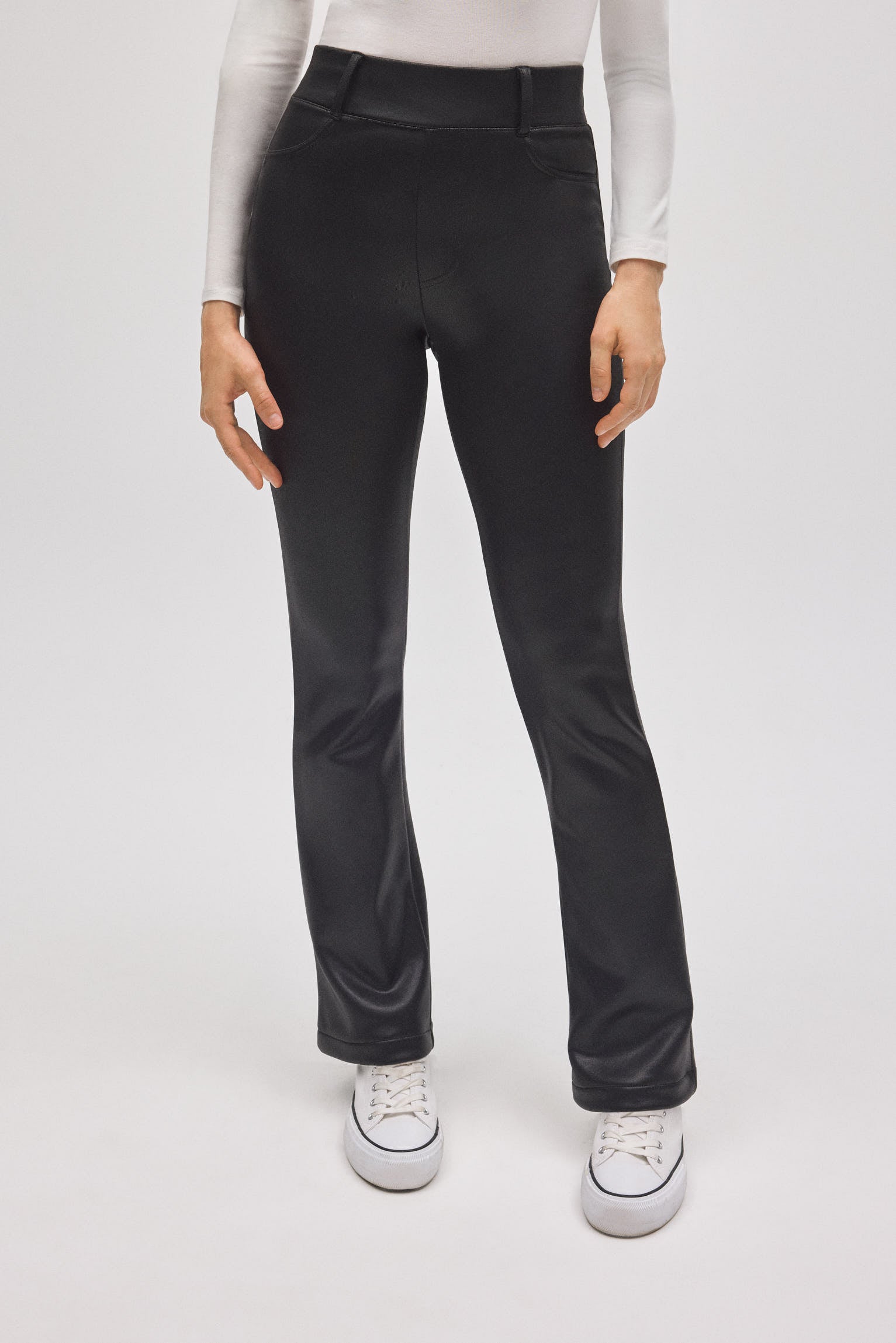 70443-2-pantalon-termico-elastico-efecto-piel-flare-negro-ysabel-mora