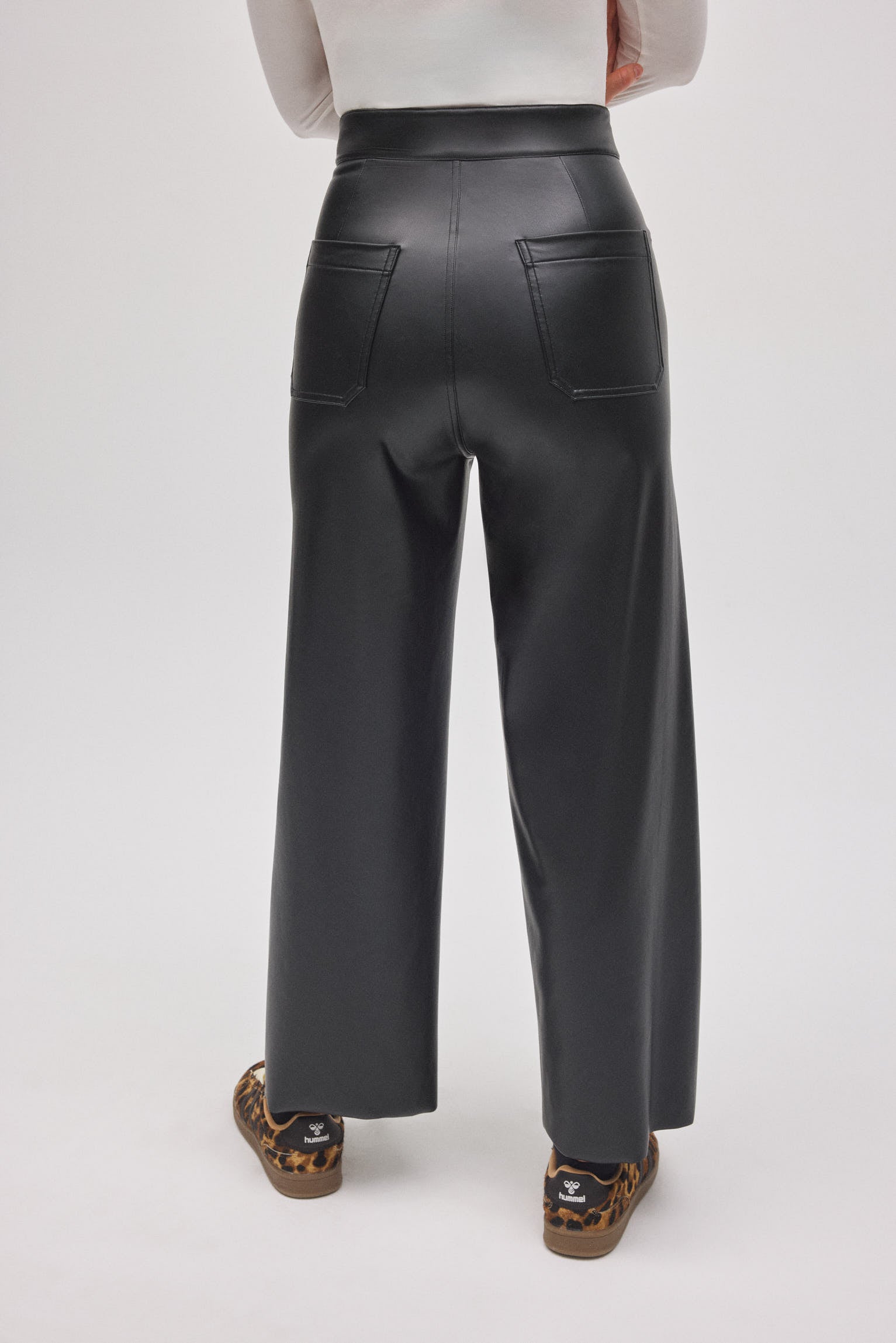 70444-3-pantalon-efecto-piel-wide-negro-ysabel-mora