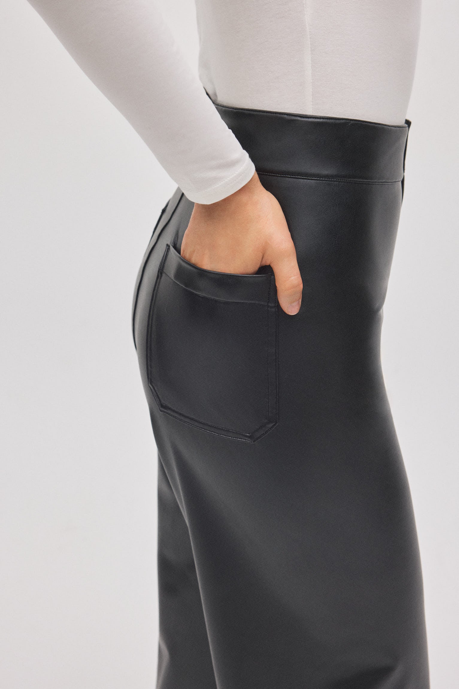 70444-4-pantalon-efecto-piel-wide-negro-ysabel-mora