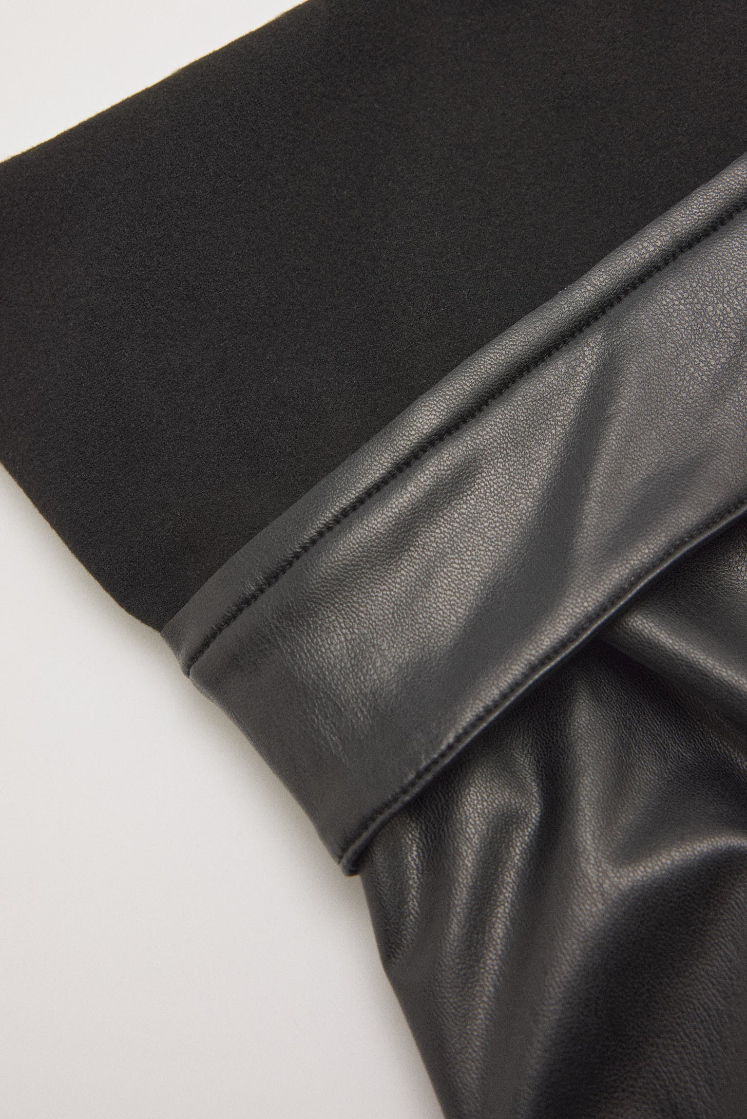 70444-6-pantalon-efecto-piel-wide-negro-ysabel-mora