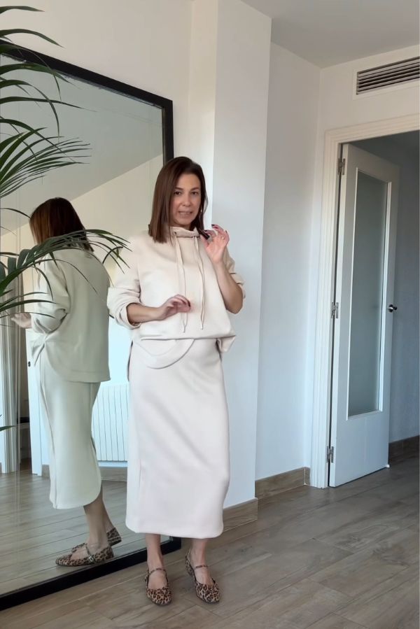 Look décontracté avec une jupe midi @emidelgado79