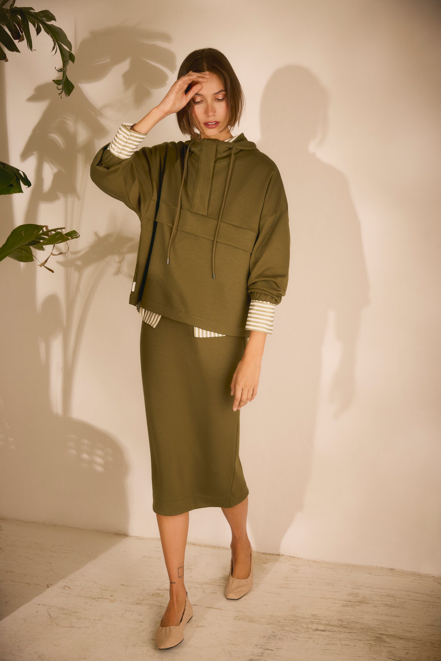 Sweat à capuche et jupe verte