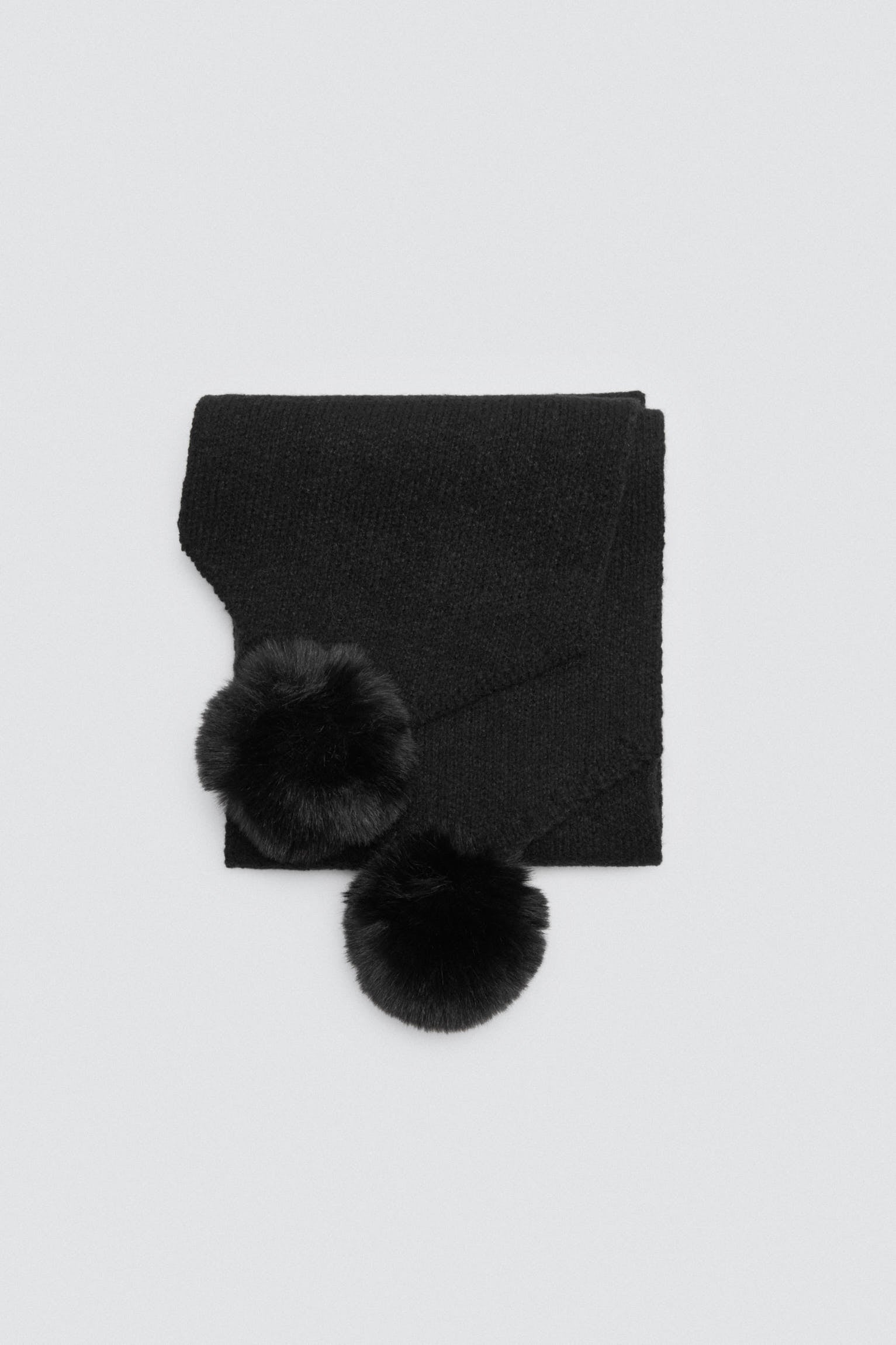 70691-1-bufanda-con-pompones-negra
