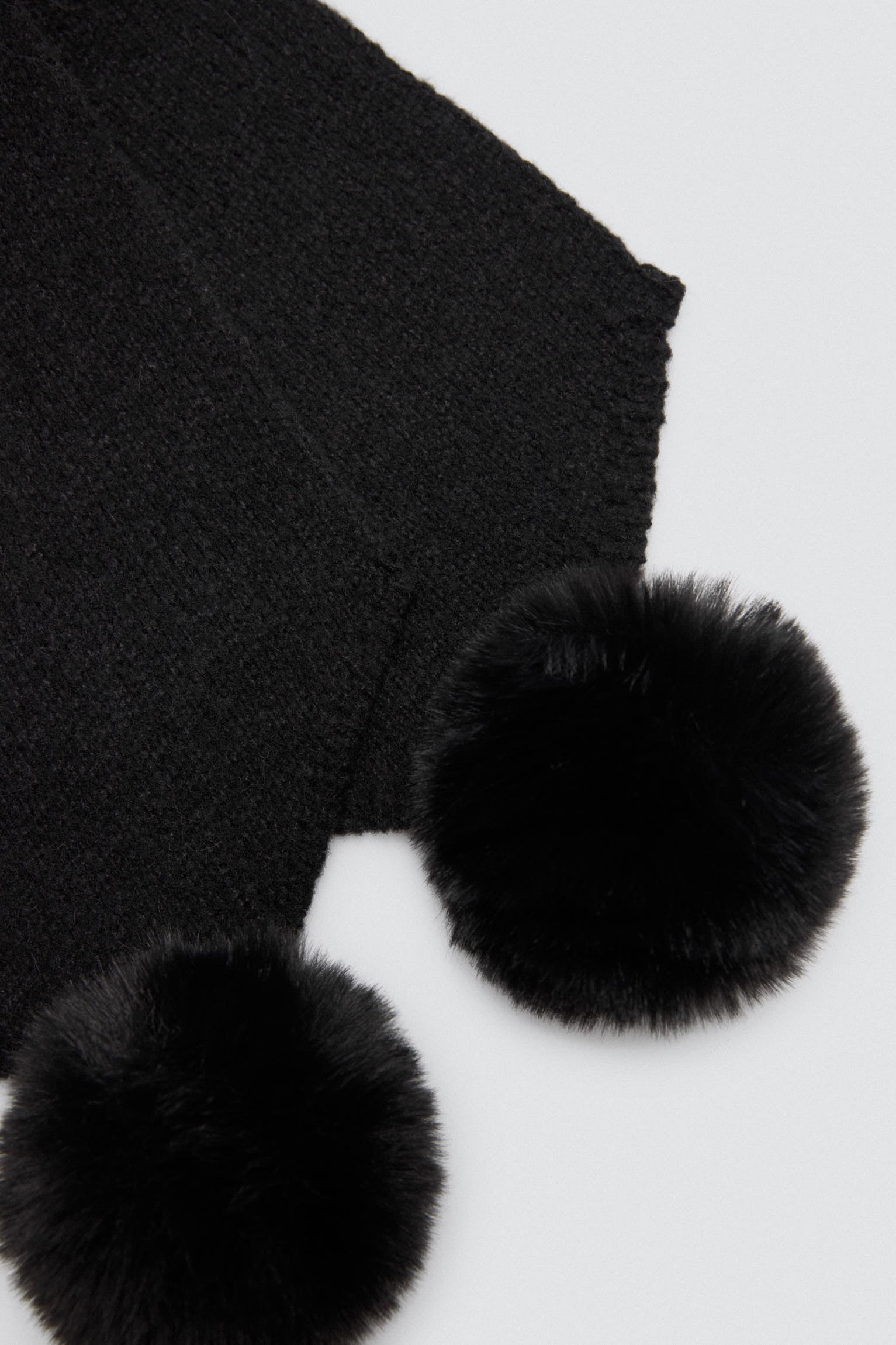 70691-4-bufanda-con-pompones-negra