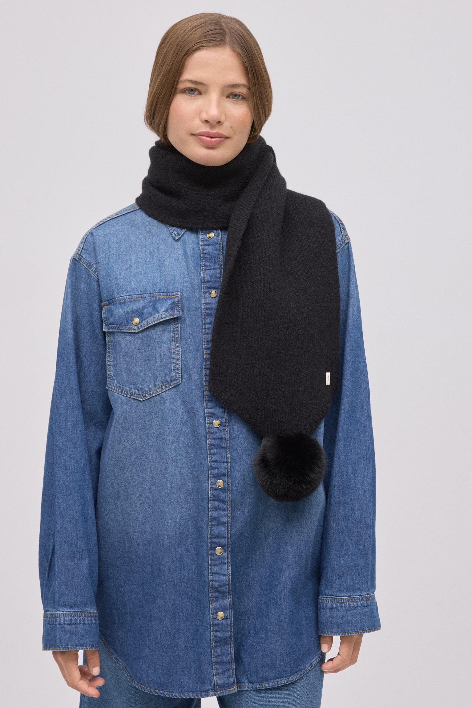 70691-5-bufanda-con-pompones-negra