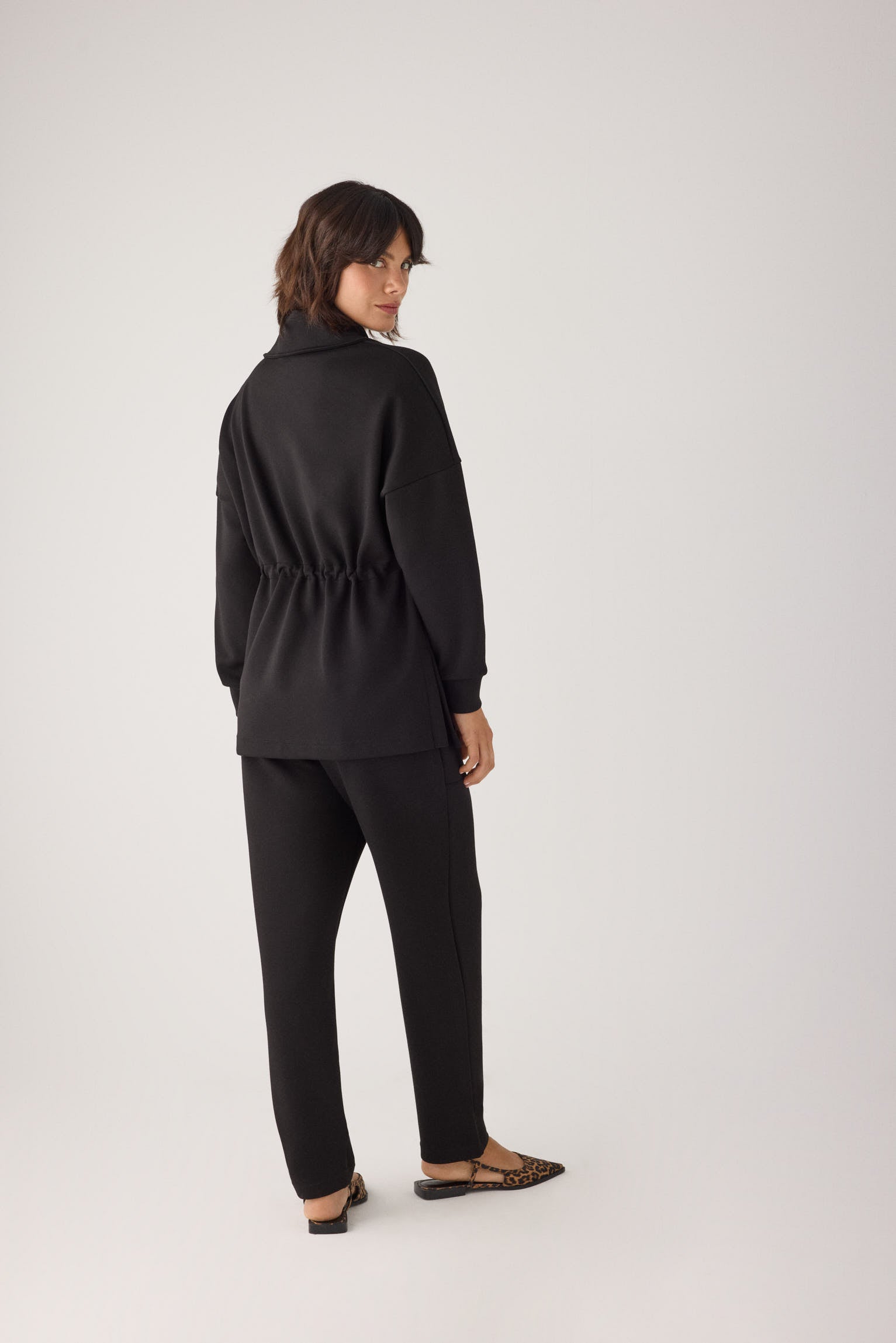 70744-black-pantalones-comodos-slim-afelpados-tiro-alto-bolsillos-negro