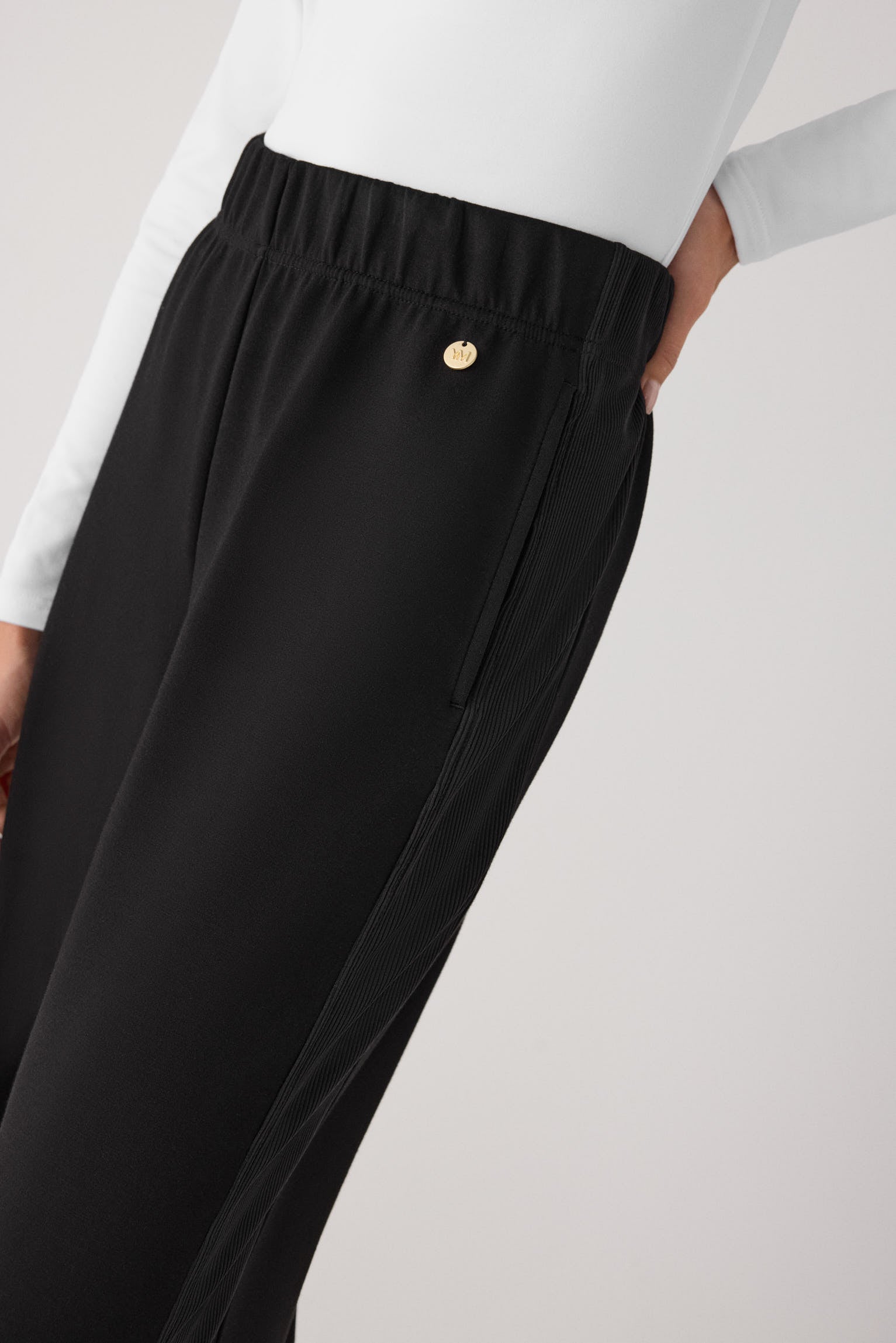 70747-black-pantalones-comodos-anchos-afelpados-tiro-alto-canale-negro