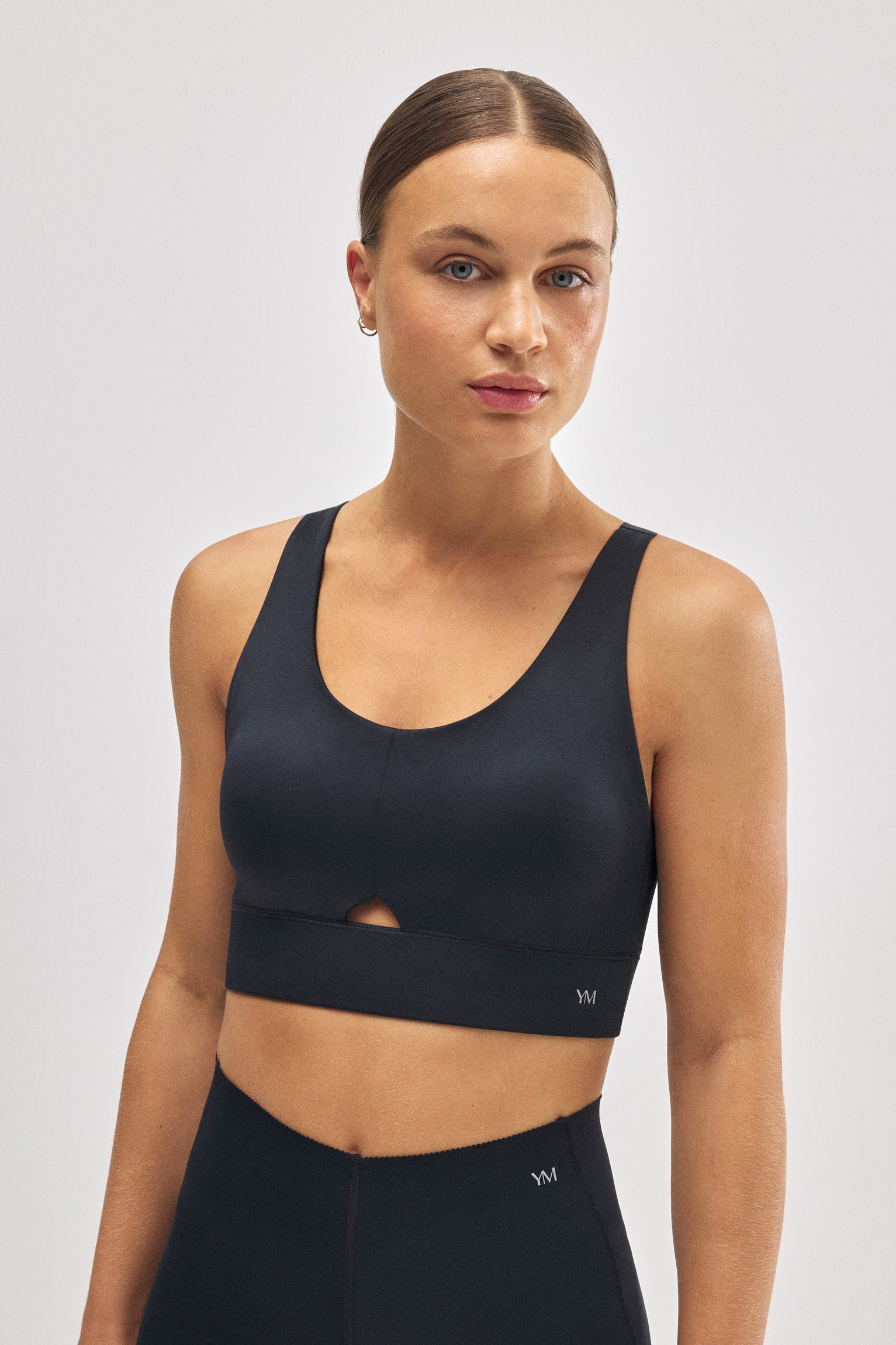 Soutien-gorge de sport compressif détail ouverture maintien moyen noir