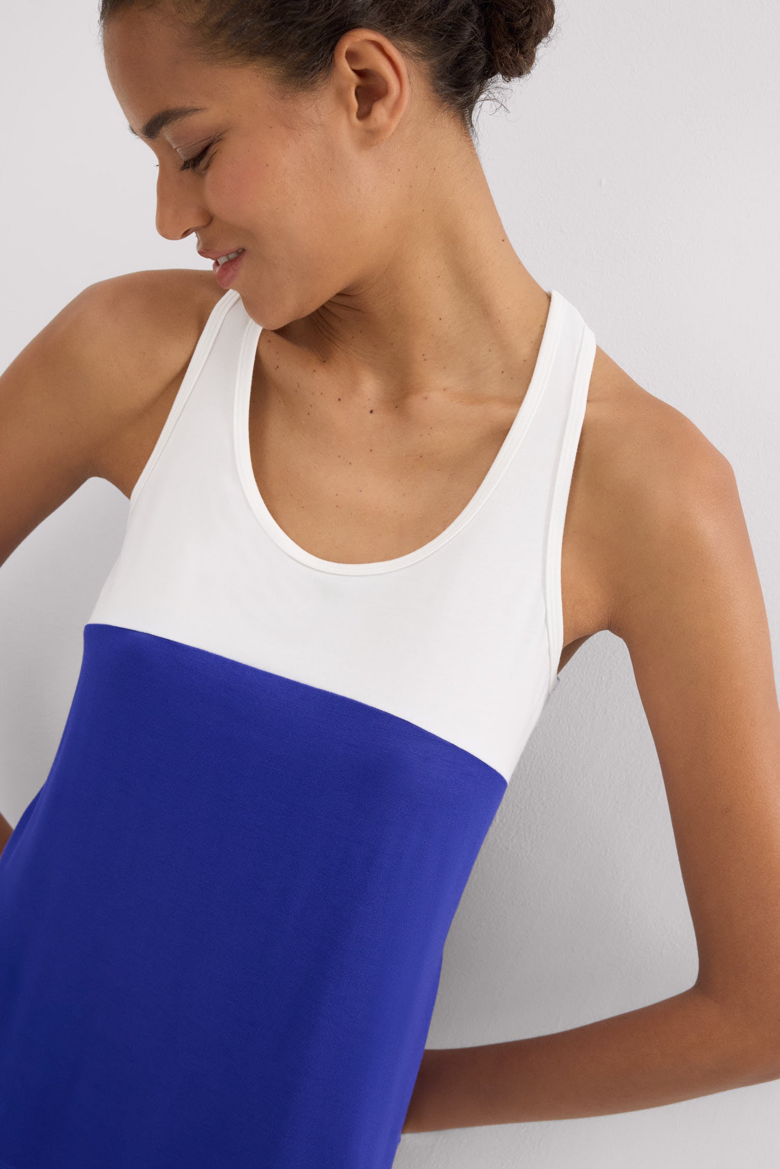 Camiseta deportiva tirantes nadadora blanca y azul índigo - Ysabel Mora