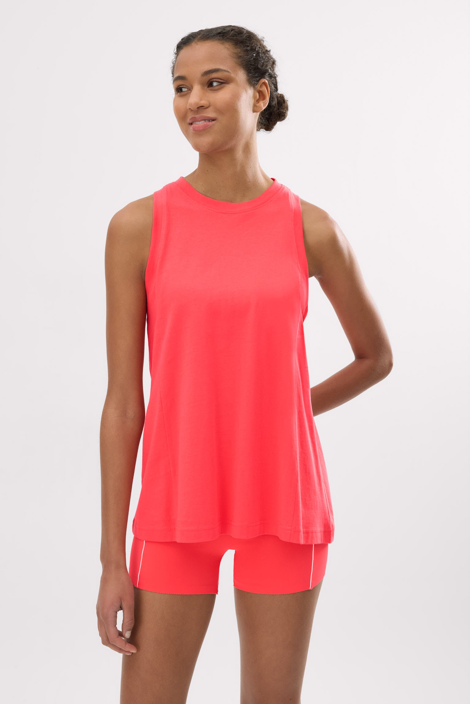 Camiseta deportiva tirantes larga fluida coral - Ysabel Mora